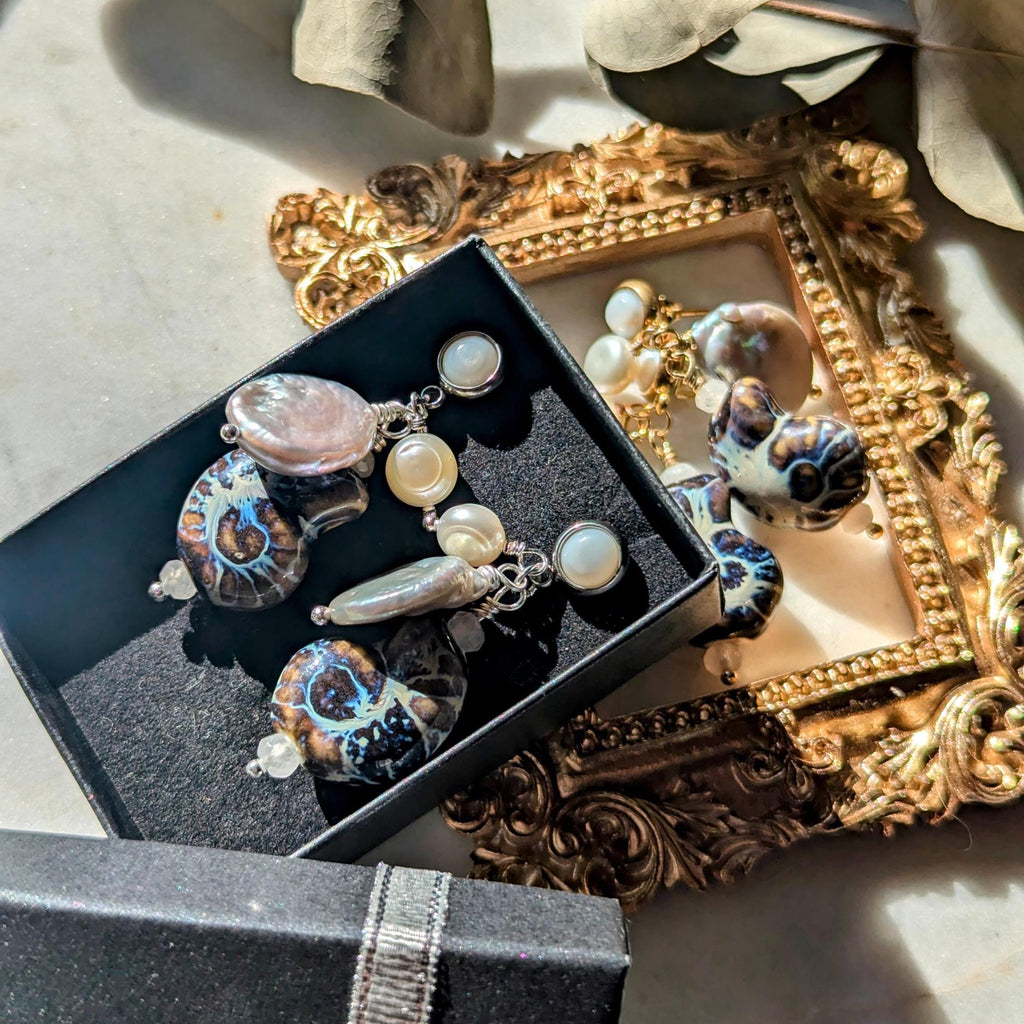 Ohrstecker "Ocean Treasure" – Perlmutt, Perlen & Keramik-Ammonit
