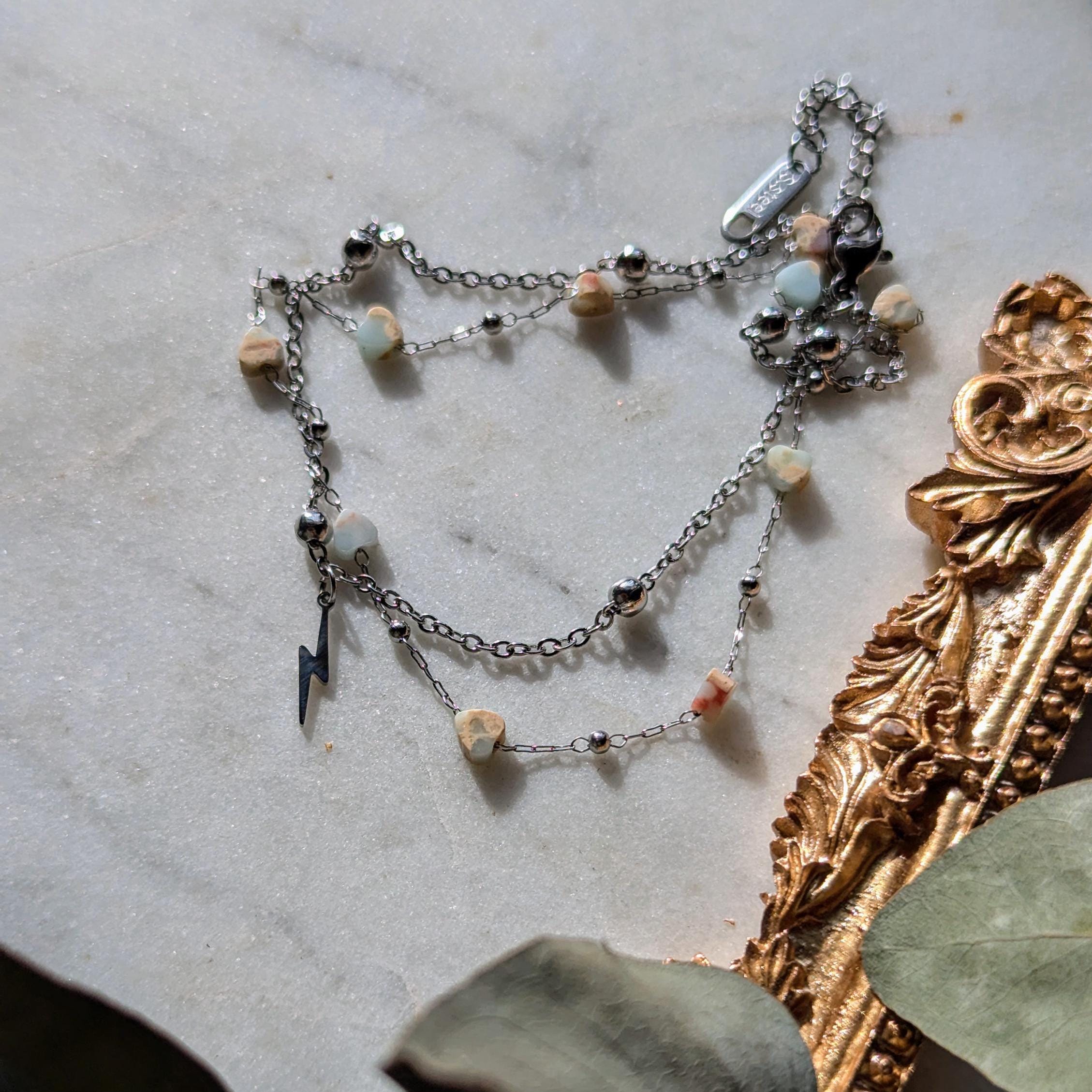 Edelstahl-Fußkettchen mit hellblauen Sediment-Herzen und kleinem Blitzanhänger – Zweistring-Optik für sommerliche Akzente