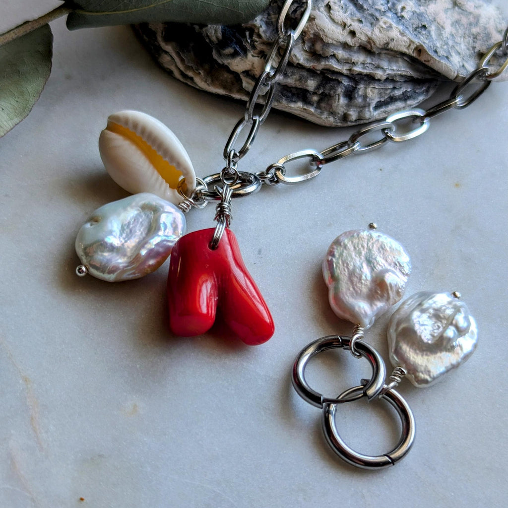 Maritime Halskette mit echter Koralle, Kauri Muschel und Barockperle