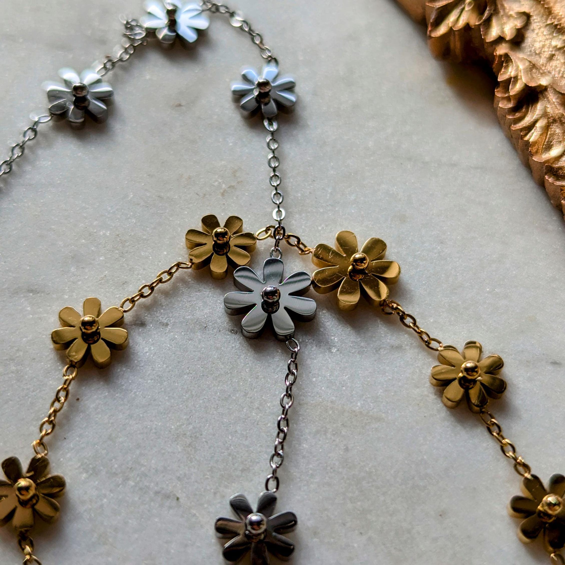 Goldfarbenes Edelstahl-Fußkettchen mit filigranen Gänseblümchen – Trendiges Naturmotiv für sommerliche Looks