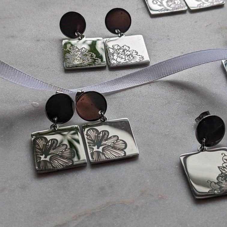 Ohrstecker "Floral Charms" – Edelstahl mit Blumenmuster