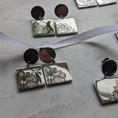 Boucles d'oreilles à tige avec pendentif fleur