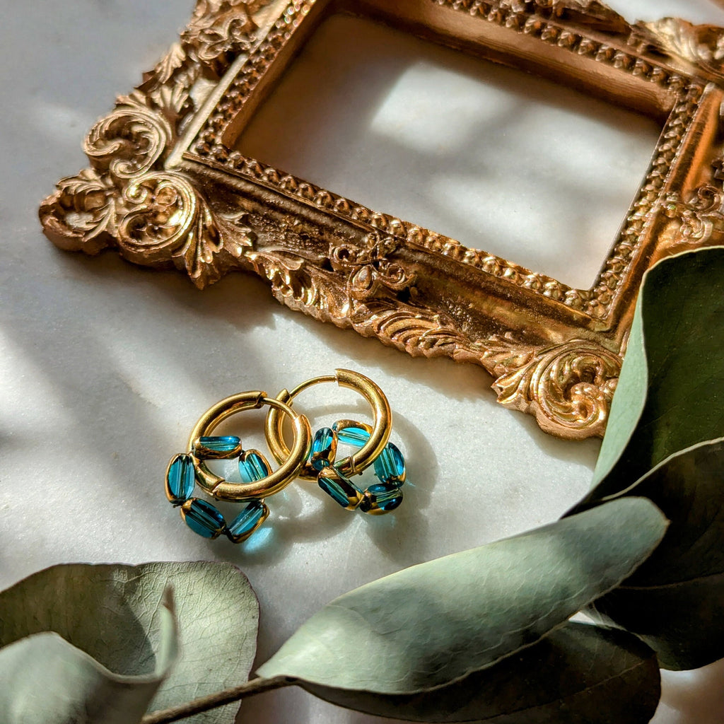 Boucles d'oreilles créoles en acier inoxydable doré avec boucle en perles de verre taillées avec bordure dorée