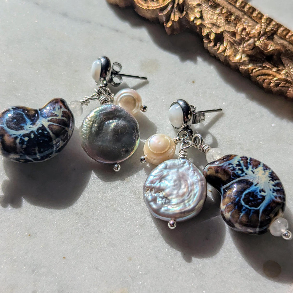 Ohrstecker "Ocean Treasure" – Perlmutt, Perlen & Keramik-Ammonit