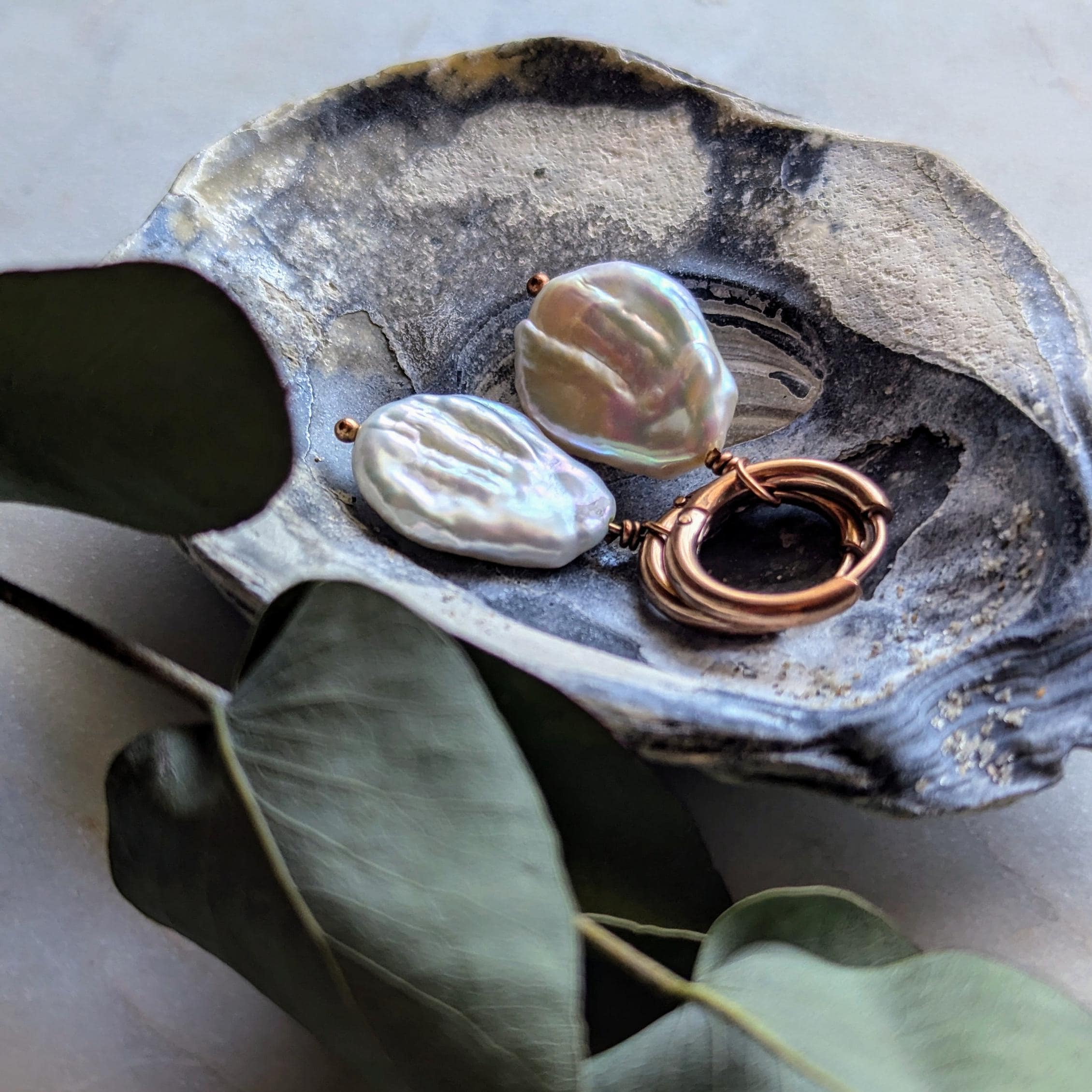 Creolen "Baroque Grandeur" – Edelstahl mit Großen Barockperlen