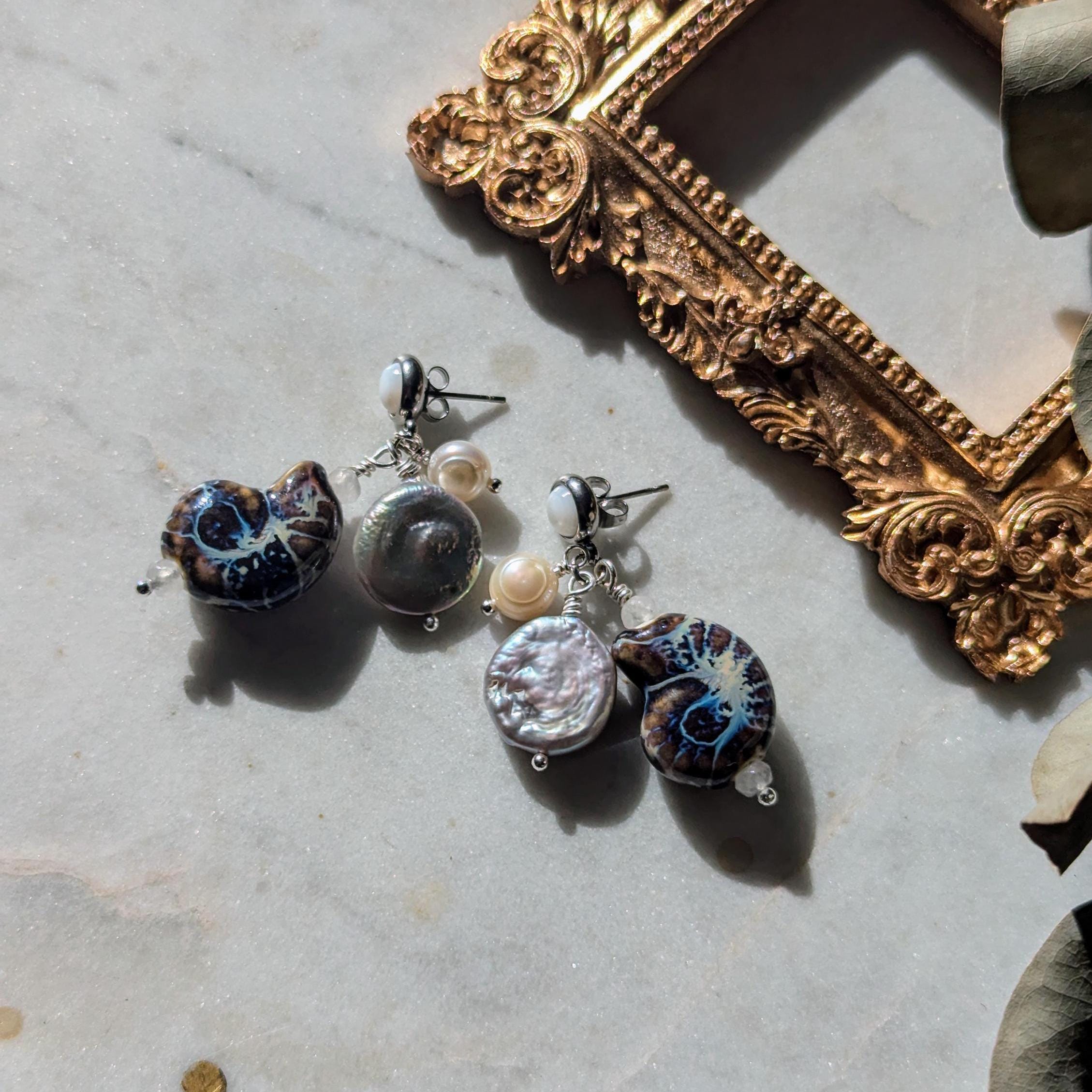 Ohrstecker "Ocean Treasure" – Perlmutt, Perlen & Keramik-Ammonit