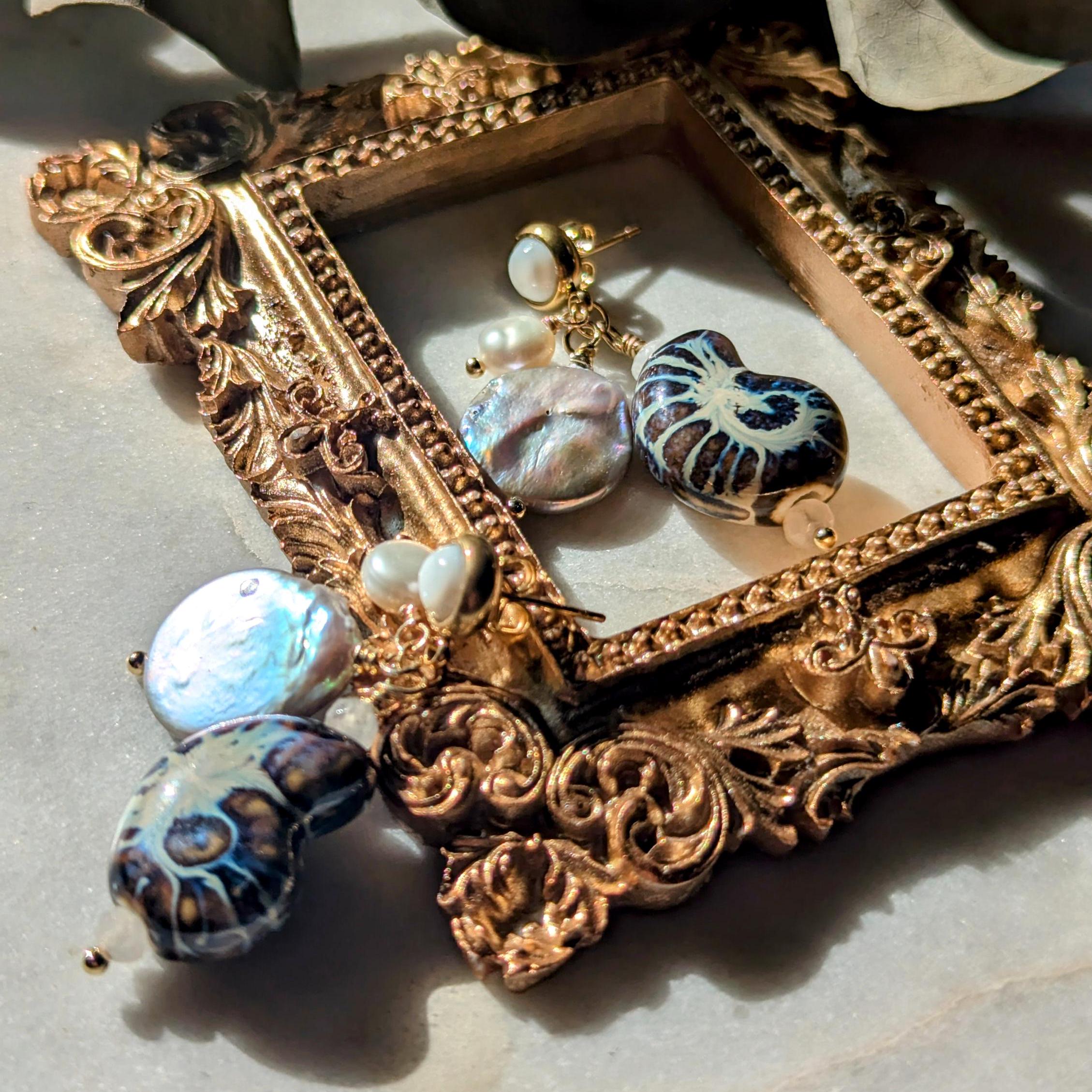 Ohrstecker "Ocean Treasure" – Perlmutt, Perlen & Keramik-Ammonit