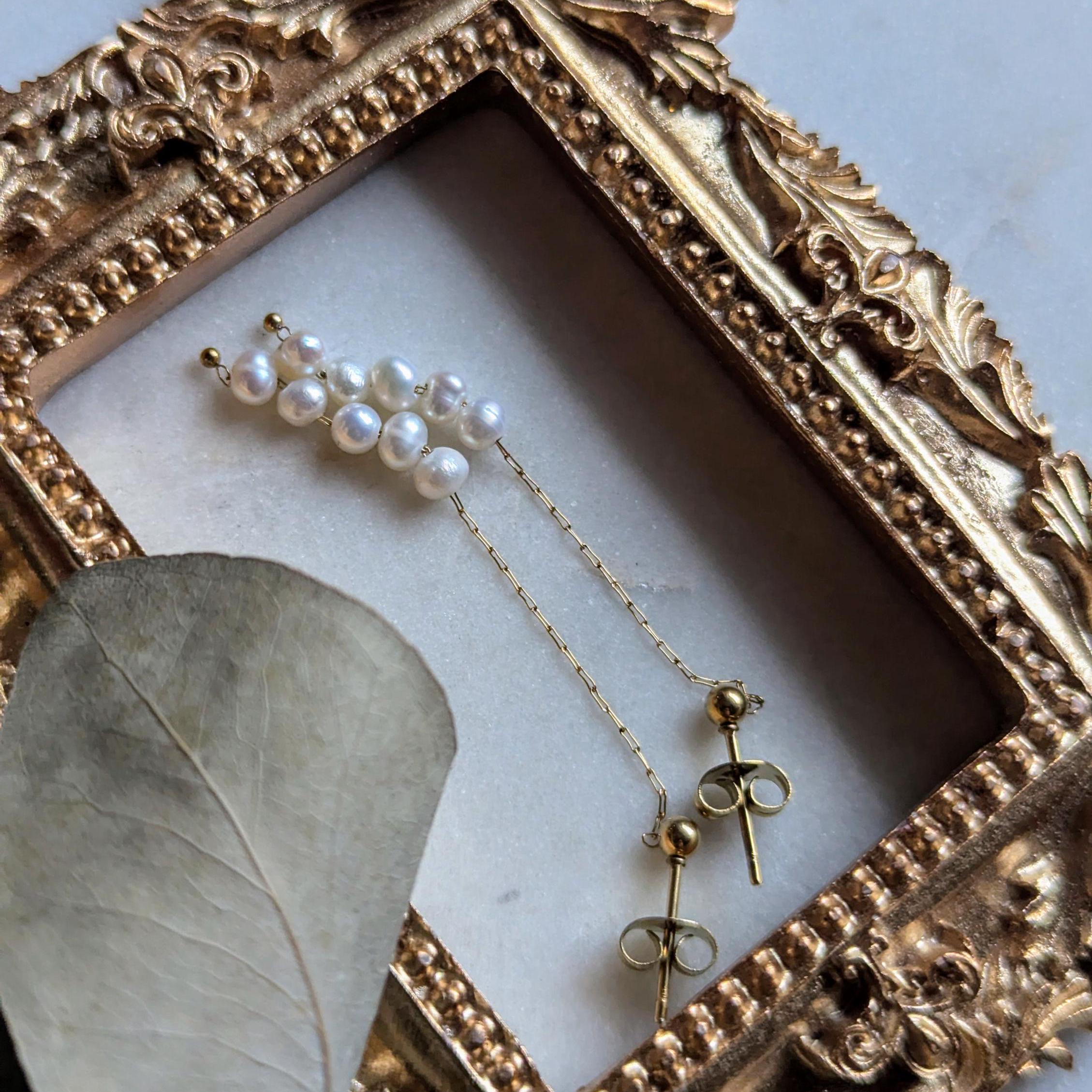 Ohrstecker "Sweetpea" mit Süßwasserperlen und Kette aus Edelstahl