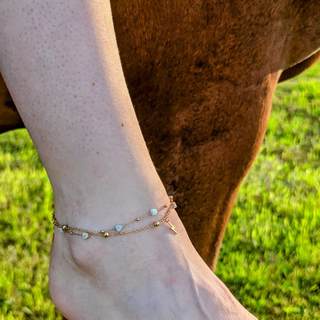 Edelstahl-Fußkettchen mit hellblauen Sediment-Herzen und kleinem Blitzanhänger – Zweistring-Optik für sommerliche Akzente