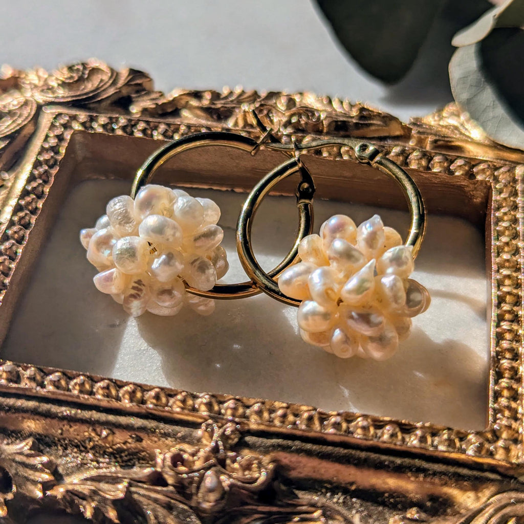 Schneeball Creolen - Edelstahl Creolen mit Ball aus Süßwasserperlen