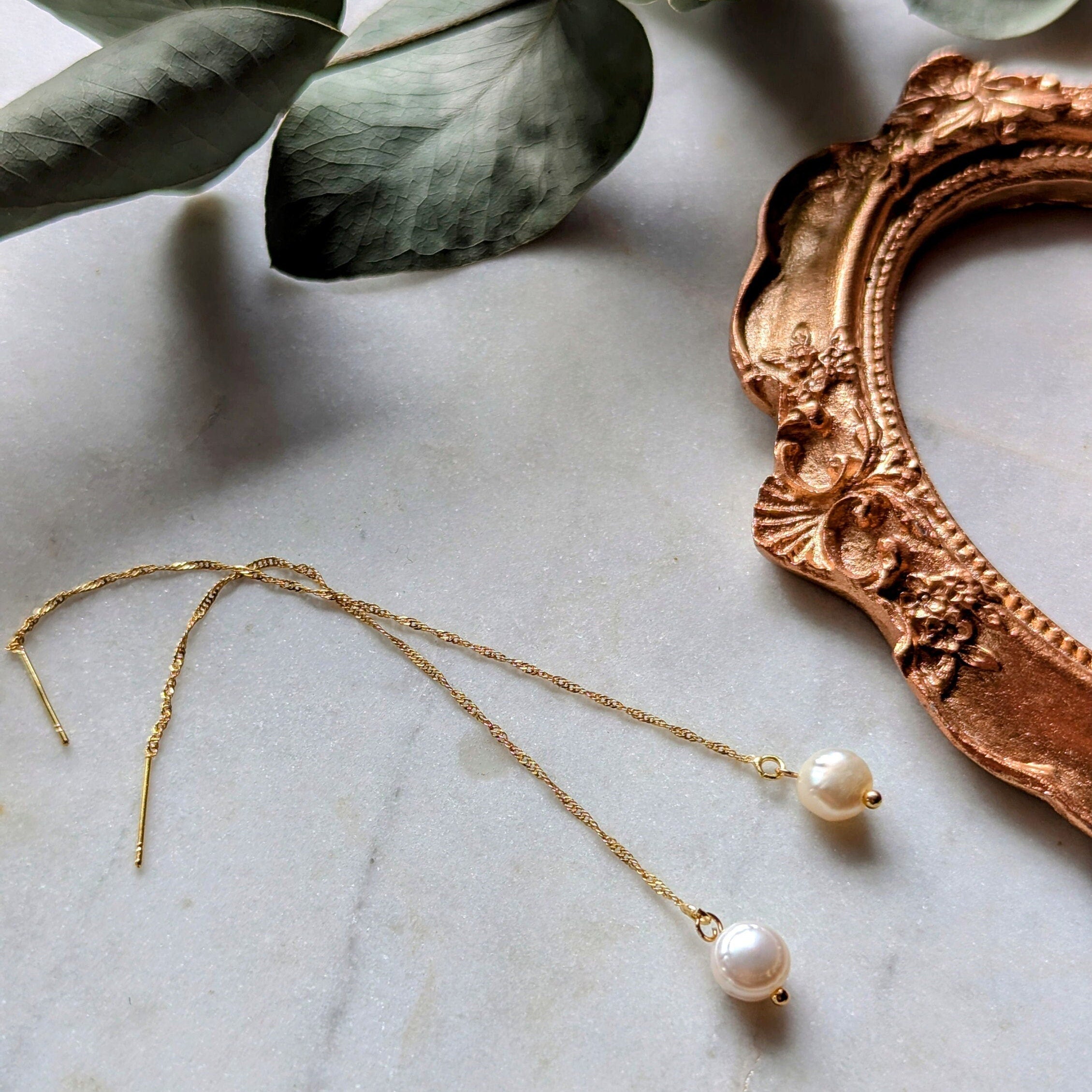 Fadenohrringe "Singapore Glow" – Goldene Messing-Kette & Süßwasserperlen