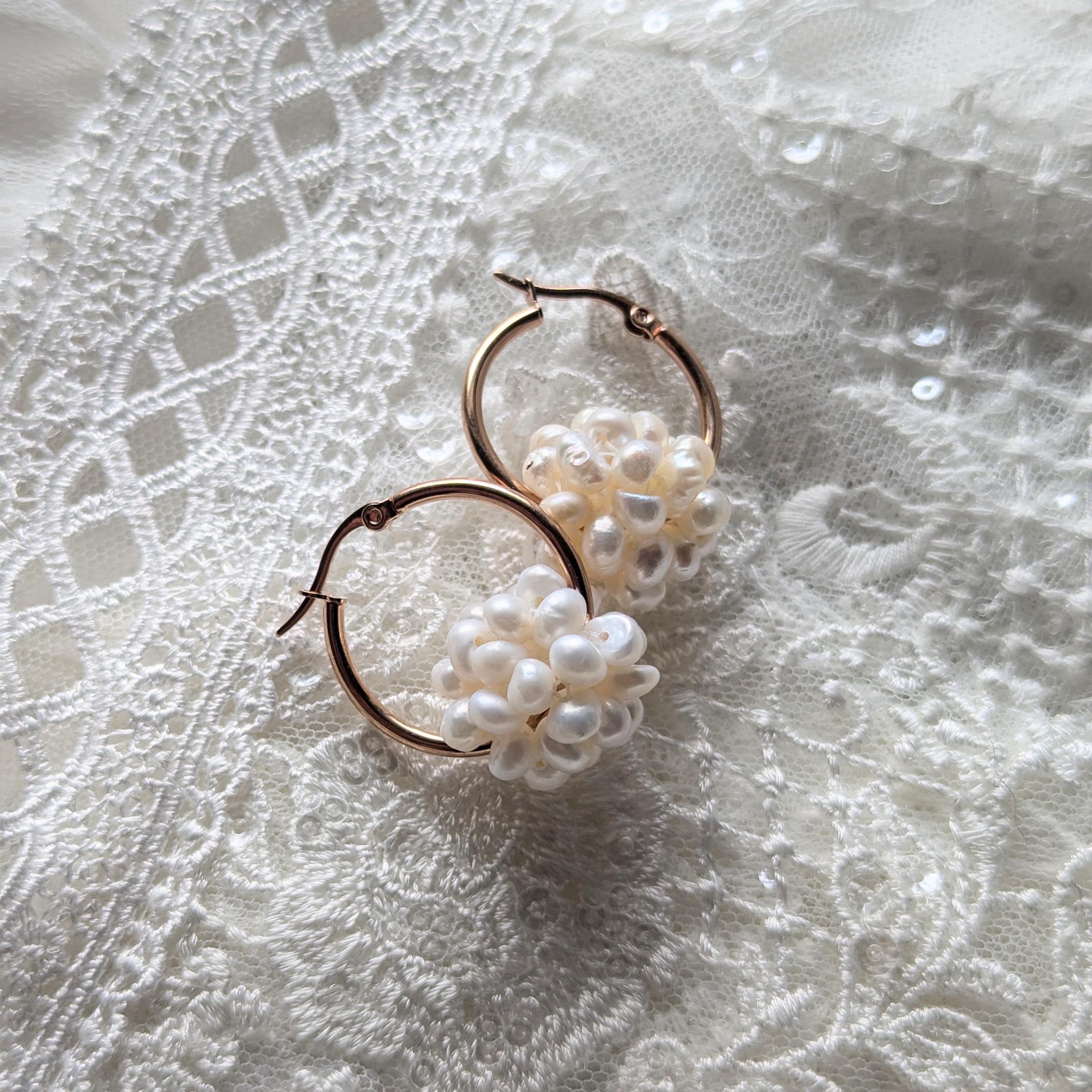 Schneeball Creolen - Edelstahl Creolen mit Ball aus Süßwasserperlen