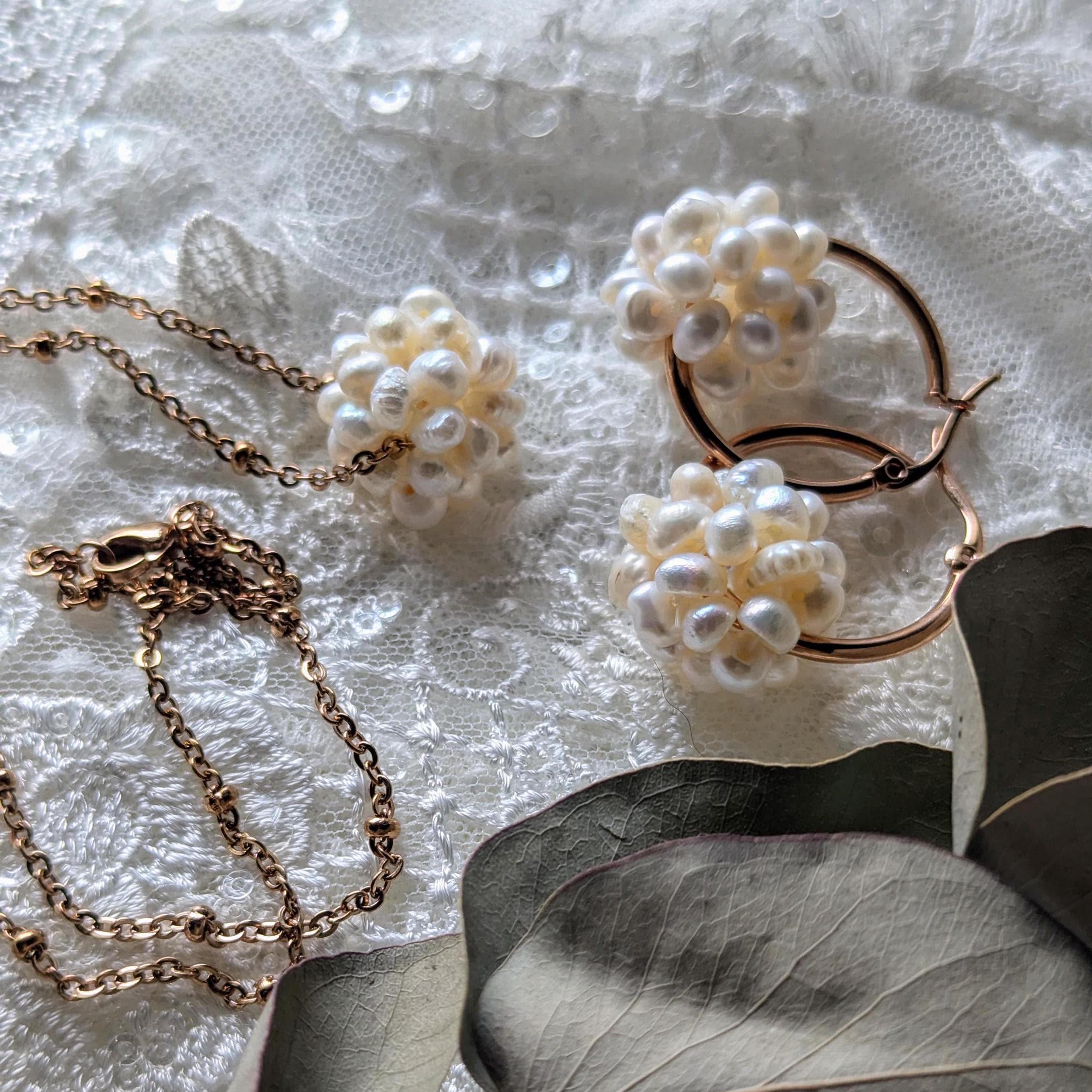 Schneeball Creolen - Edelstahl Creolen mit Ball aus Süßwasserperlen