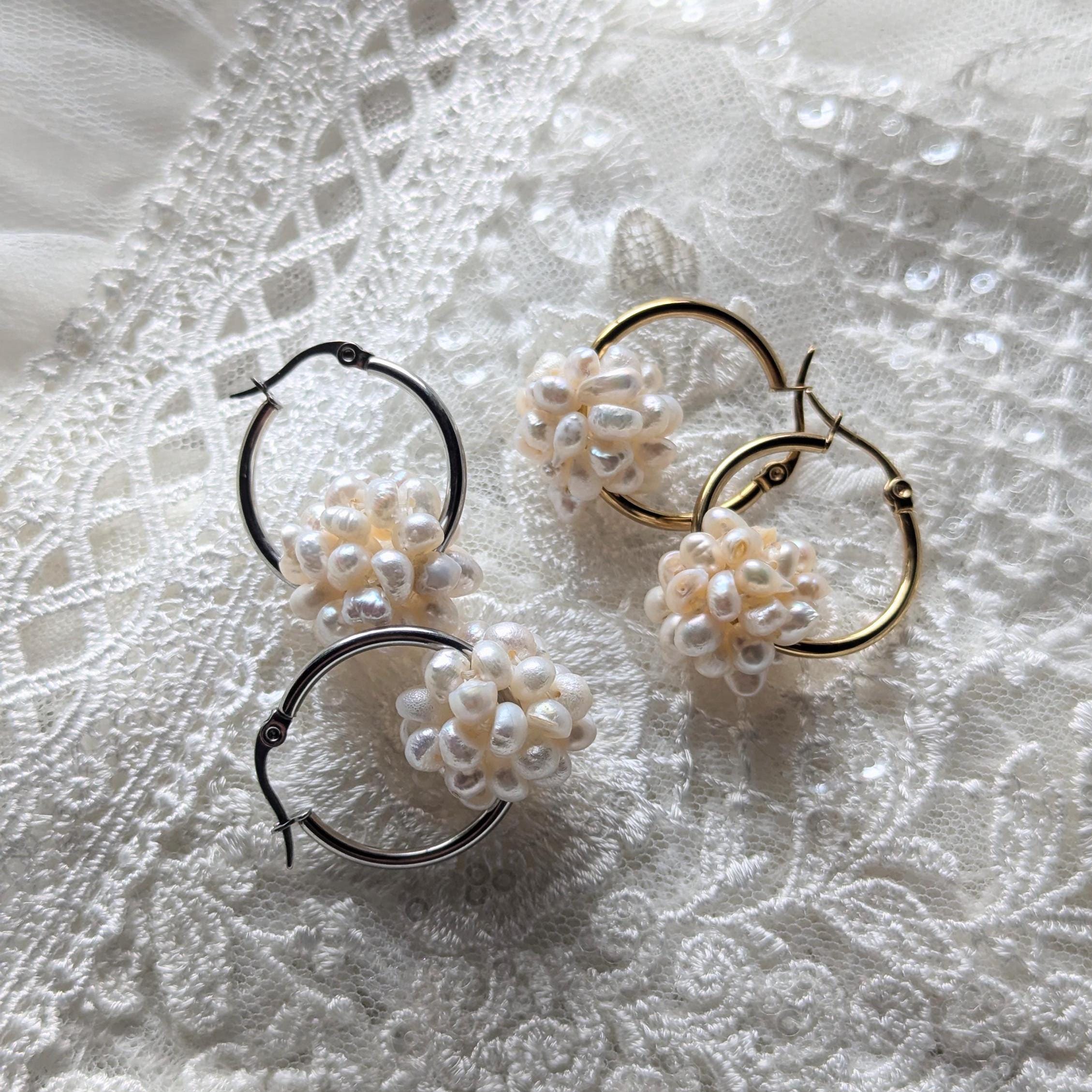 Schneeball Creolen - Edelstahl Creolen mit Ball aus Süßwasserperlen