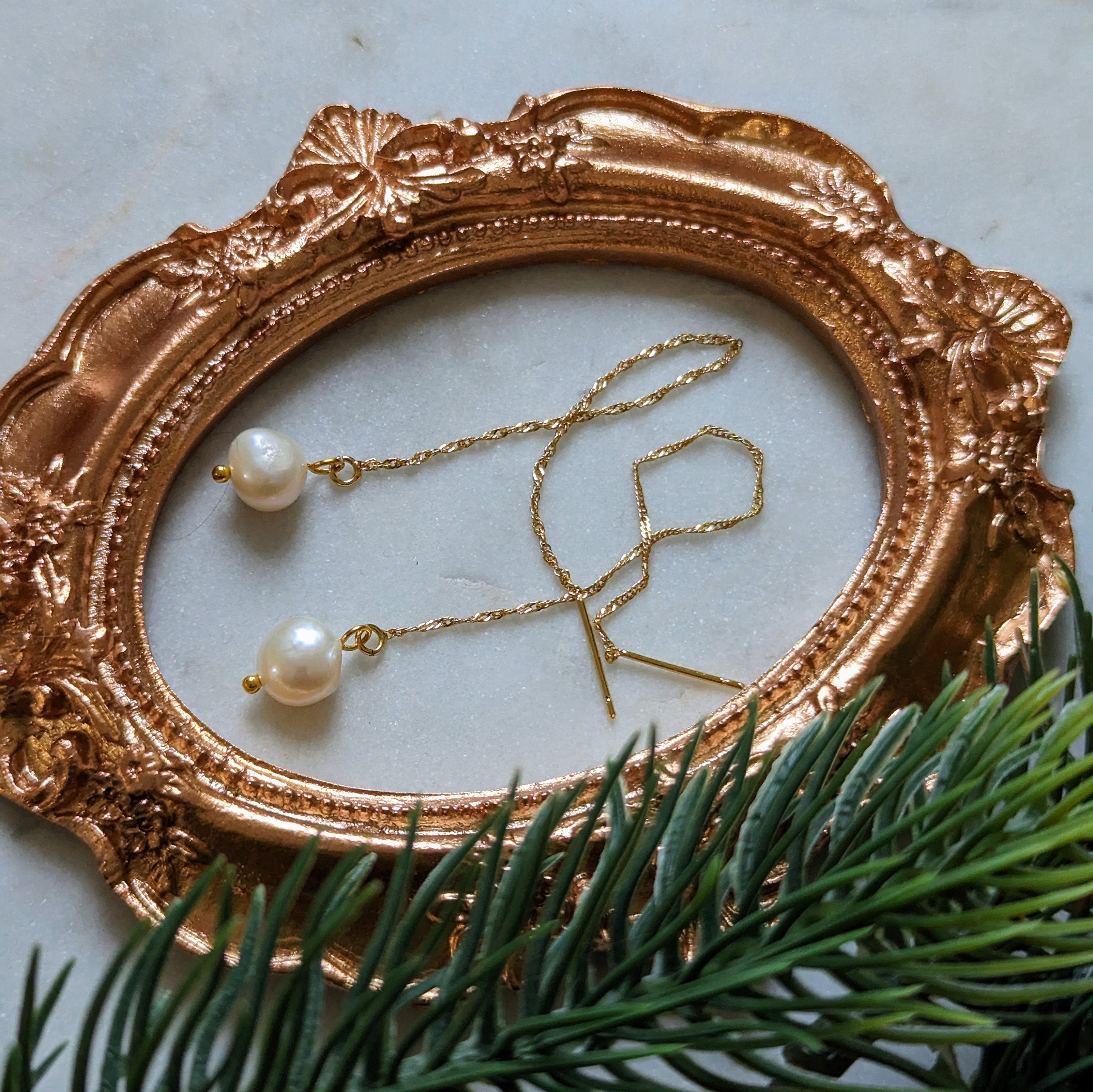 Fadenohrringe "Singapore Glow" – Goldene Messing-Kette & Süßwasserperlen