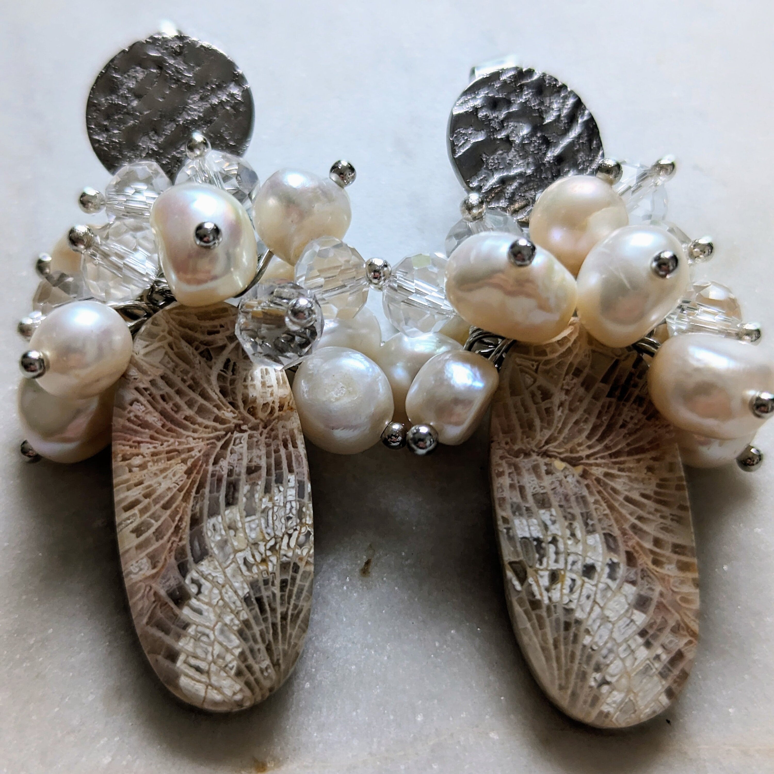 Ohrstecker "Ancient Bloom" – Fossile Koralle & Perlen (Einzelstück)