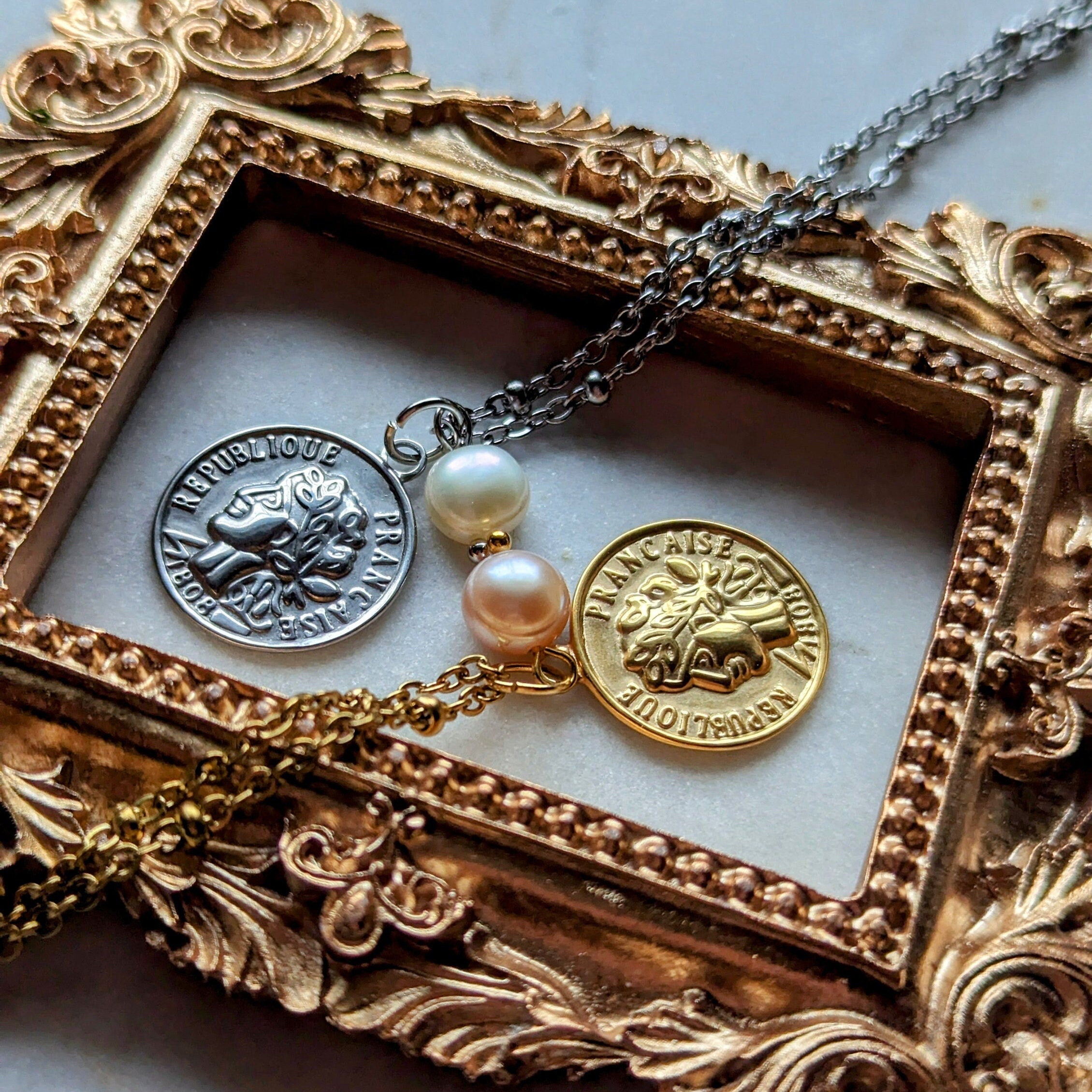 Halskette Santorini – Satelliten Kette aus Edelstahl mit Münzanhänger und Süßwasserperle