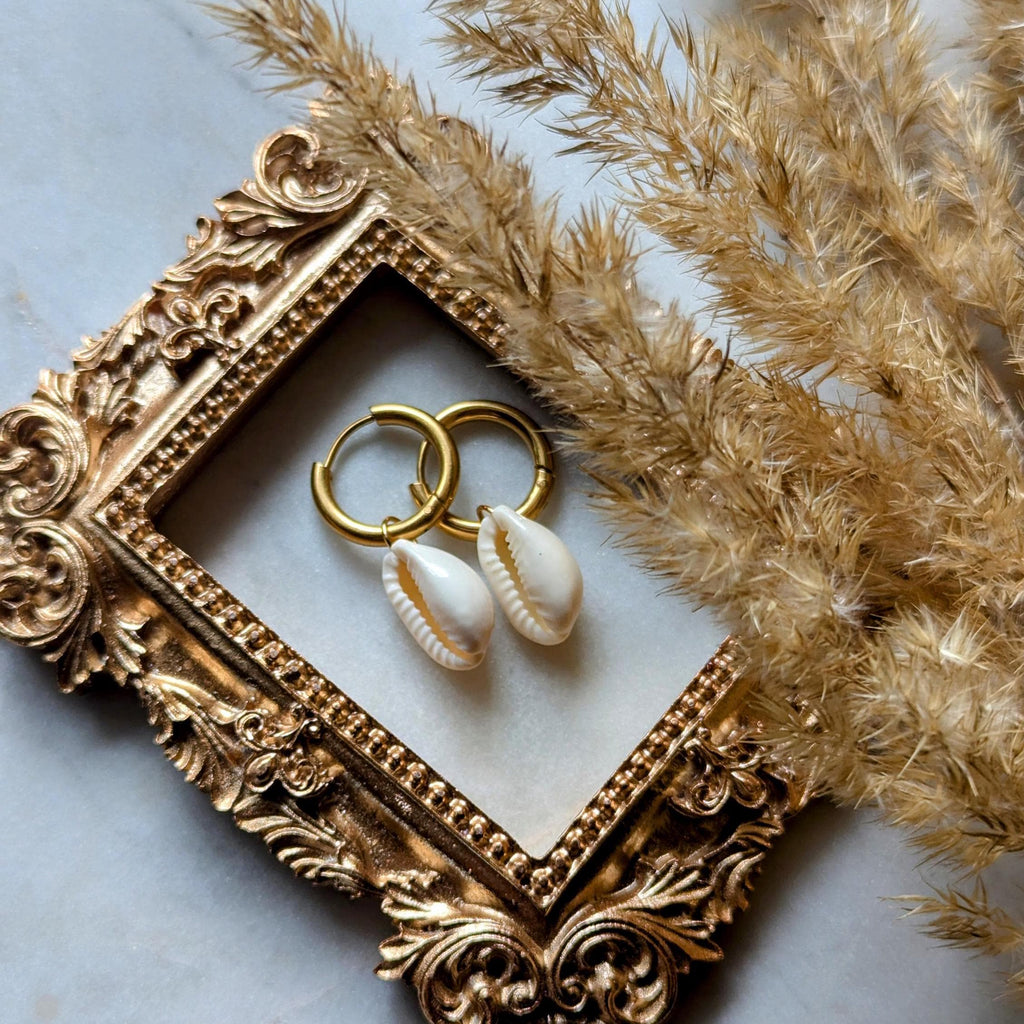 Creolen mit kleinen Kauri-Muscheln – Edelstahl-Ohrringe mit feinem Muscheldetail