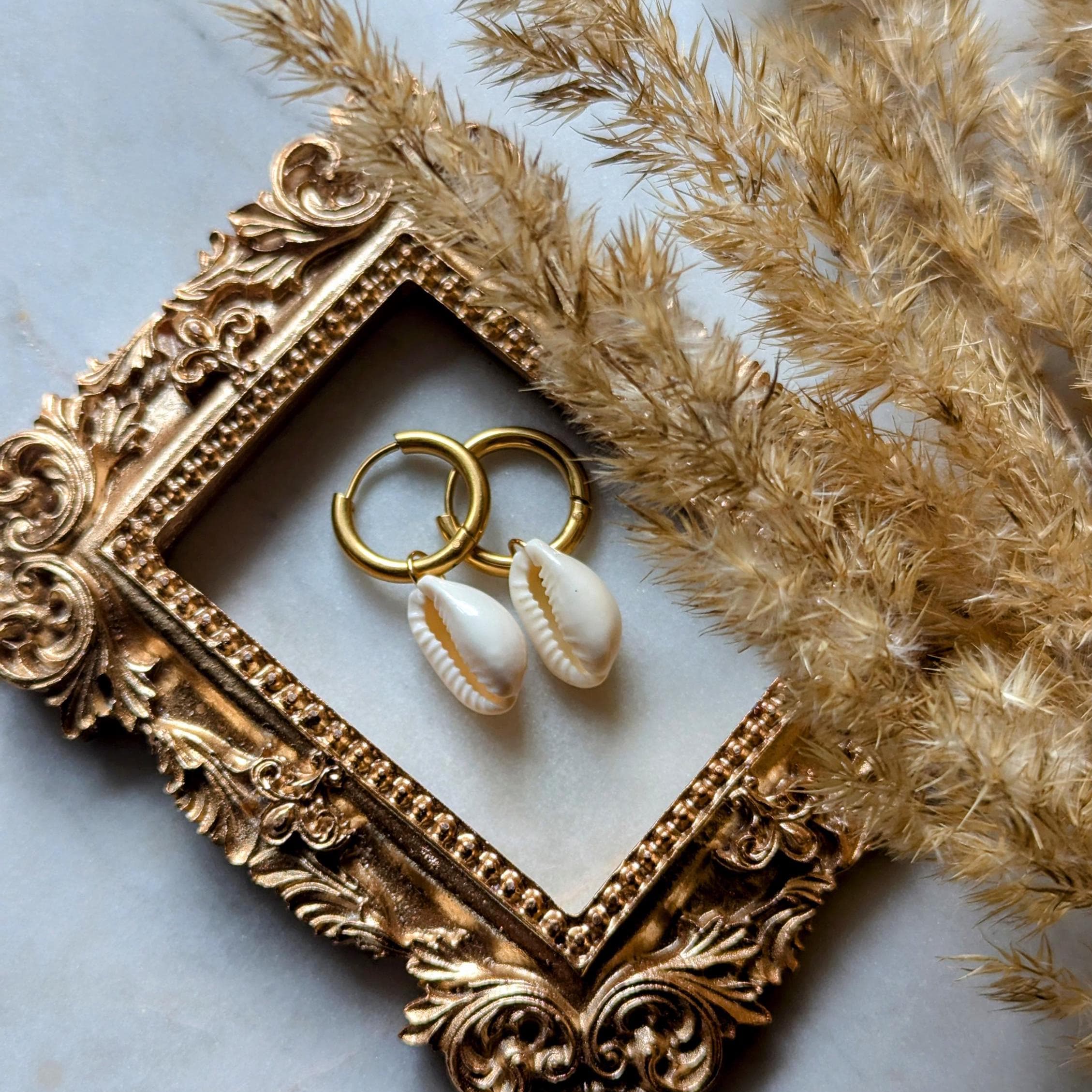 Creolen mit kleinen Kauri-Muscheln – Edelstahl-Ohrringe mit feinem Muscheldetail