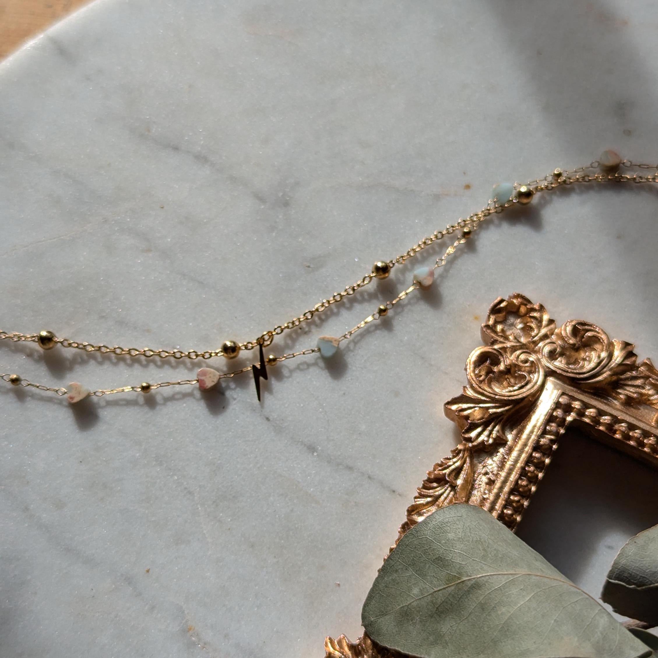 Edelstahl-Fußkettchen mit hellblauen Sediment-Herzen und kleinem Blitzanhänger – Zweistring-Optik für sommerliche Akzente