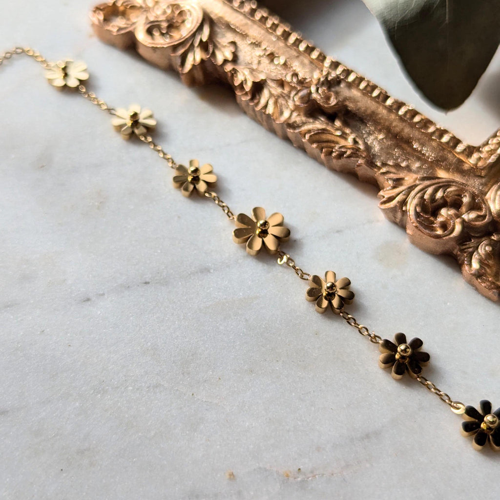 Goldfarbenes Edelstahl-Fußkettchen mit filigranen Gänseblümchen – Trendiges Naturmotiv für sommerliche Looks