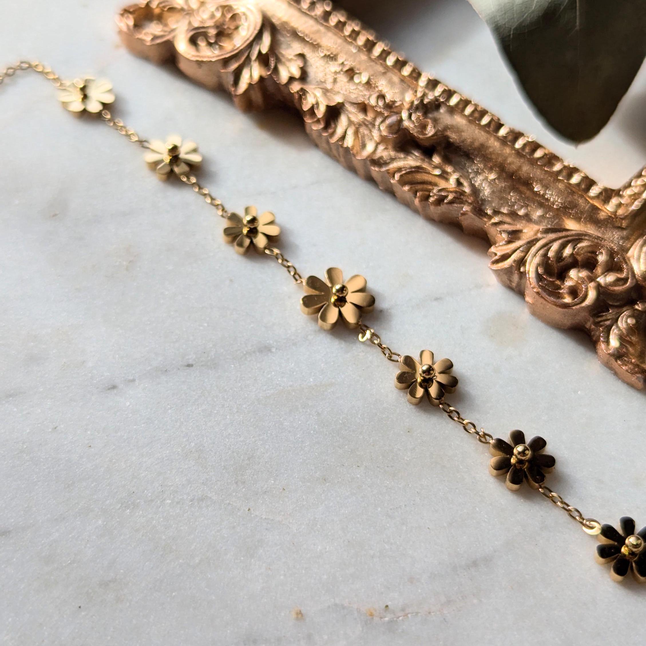 Goldfarbenes Edelstahl-Fußkettchen mit filigranen Gänseblümchen – Trendiges Naturmotiv für sommerliche Looks
