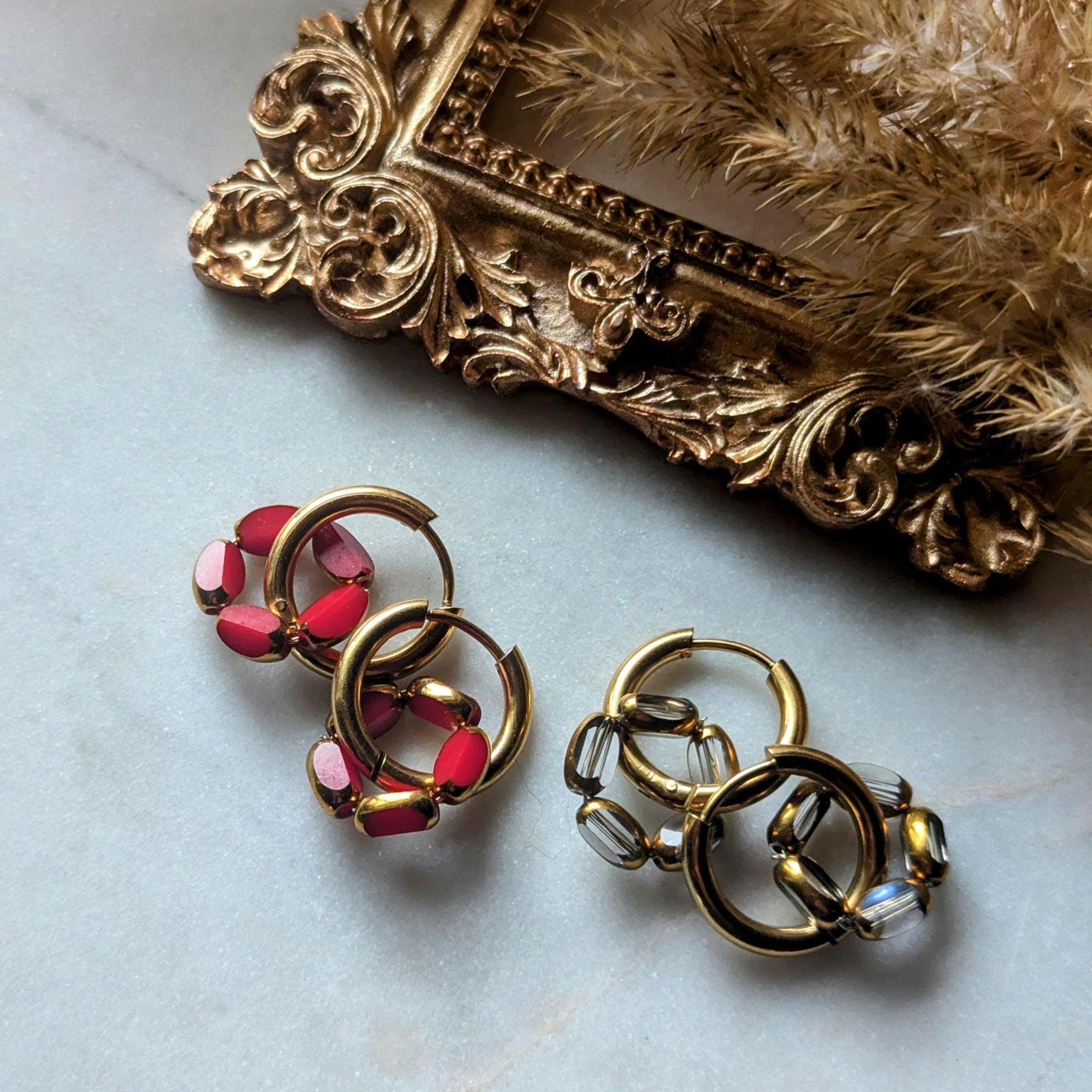 Boucles d'oreilles créoles en acier inoxydable doré avec boucle en perles de verre taillées avec bordure dorée