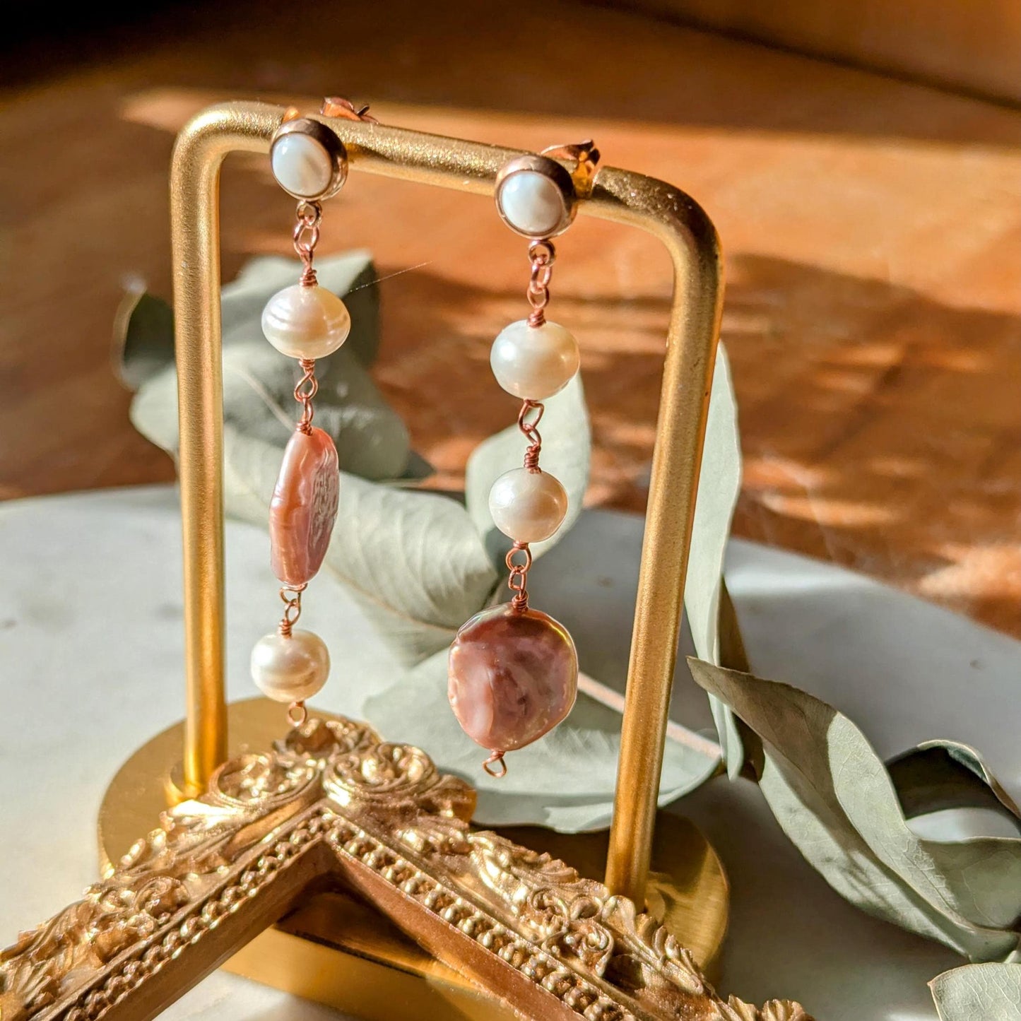Boucles d'oreilles asymétriques avec diverses perles d'eau douce et nacre