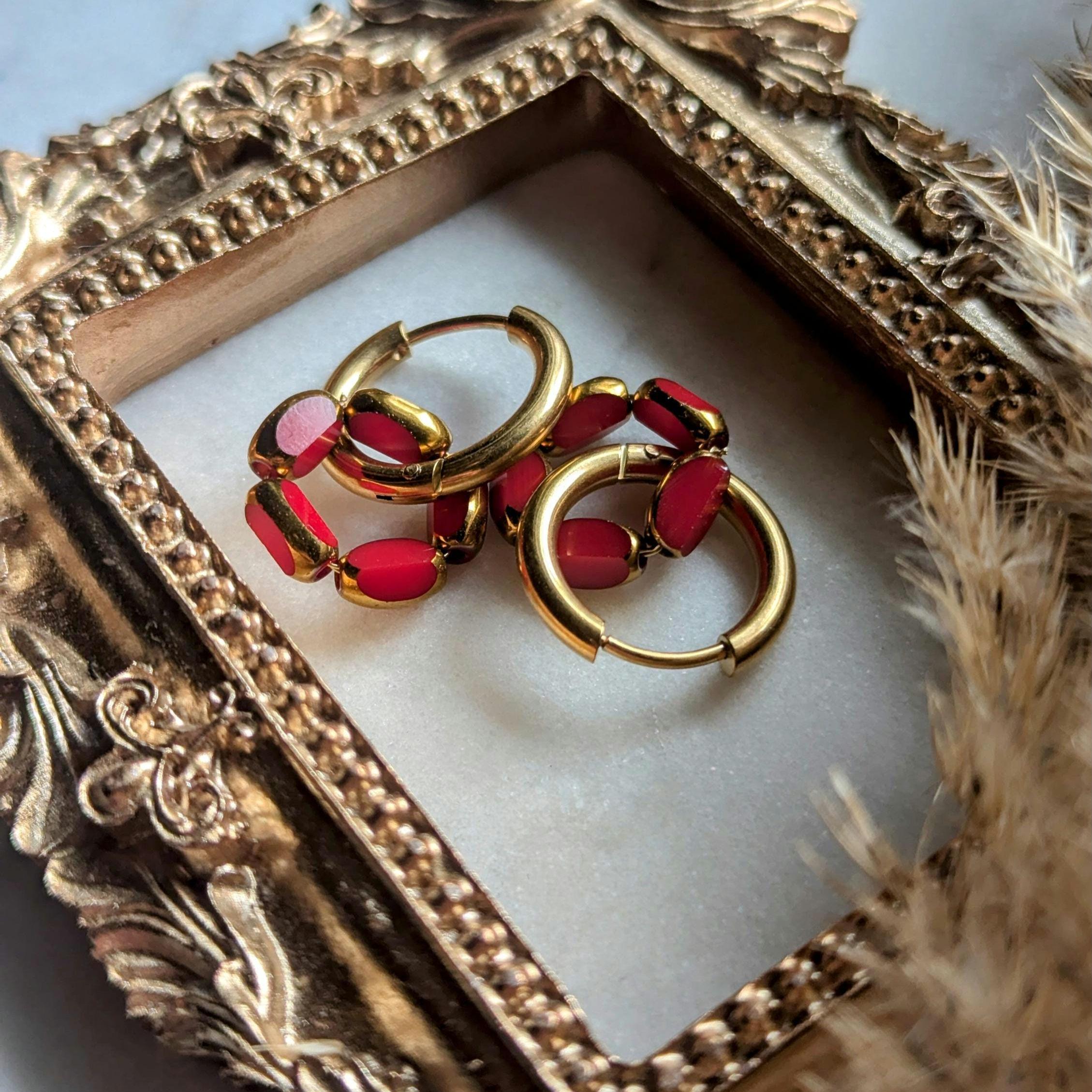 Boucles d'oreilles créoles en acier inoxydable doré avec boucle en perles de verre taillées avec bordure dorée