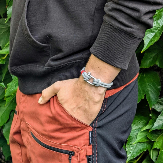 Masculine rope bracelet with stainless steel shackle