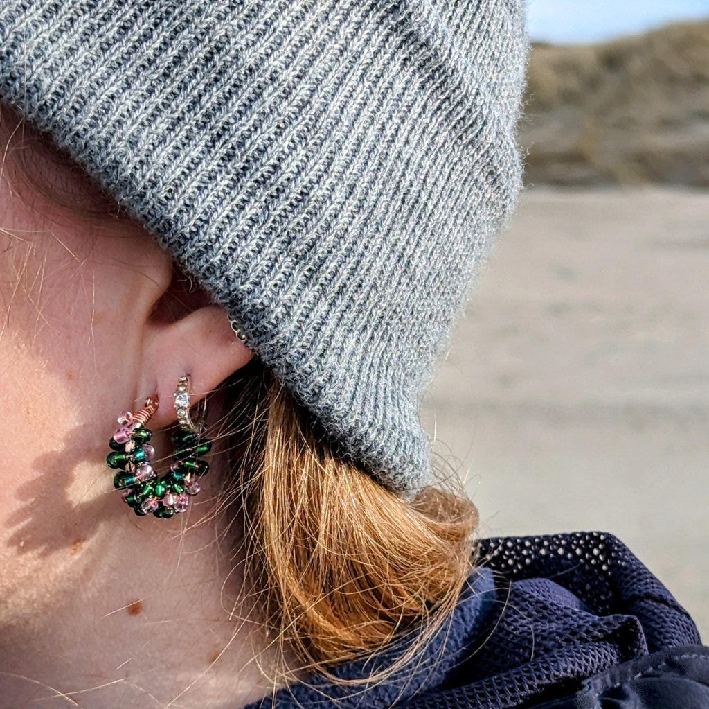 Color Wraps „Tulip“ – Edelstahl-Creolen mit grünen und rosa Rocailles-Perlen