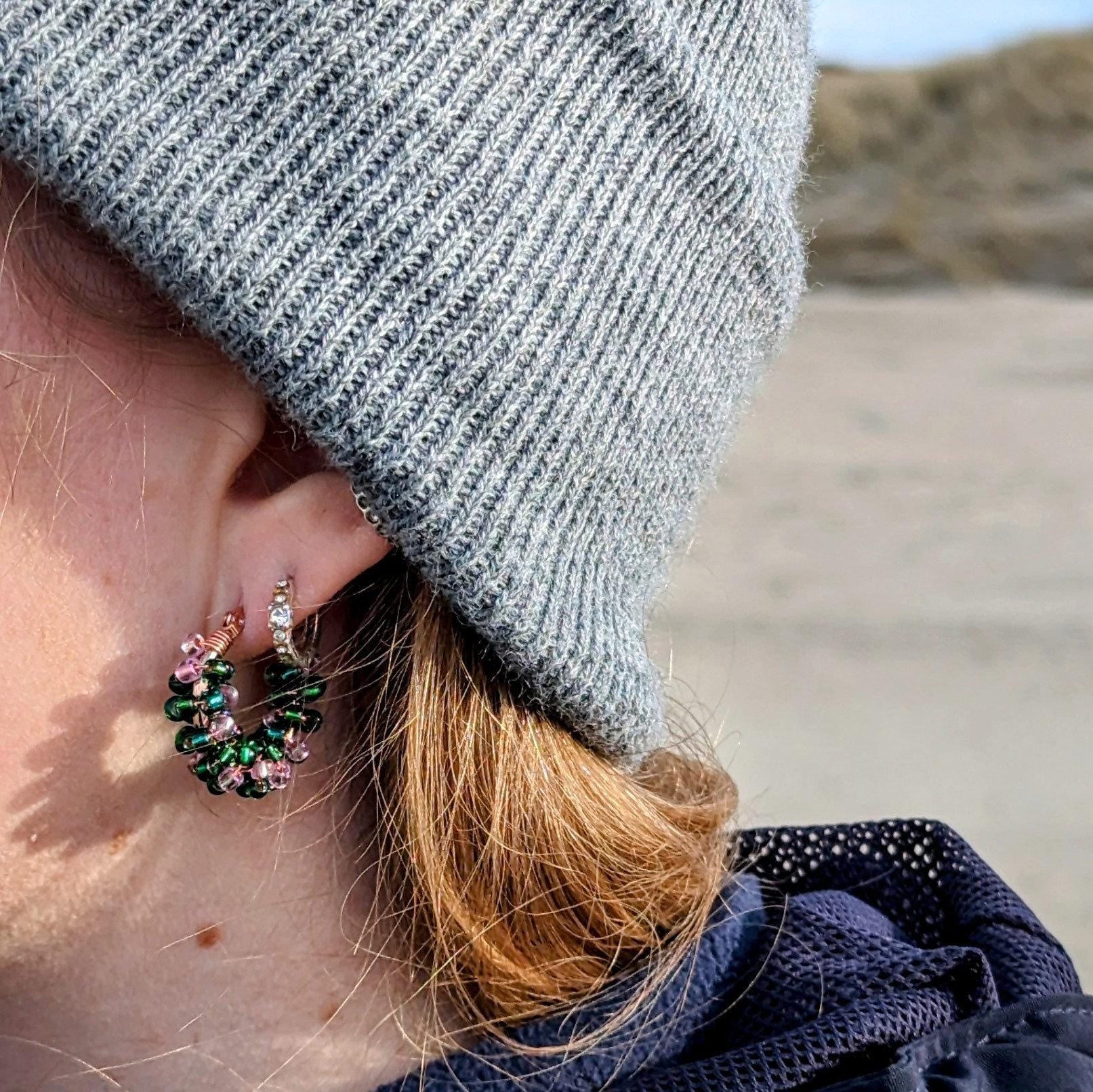 Color Wraps „Tulip“ – Edelstahl-Creolen mit grünen und rosa Rocailles-Perlen