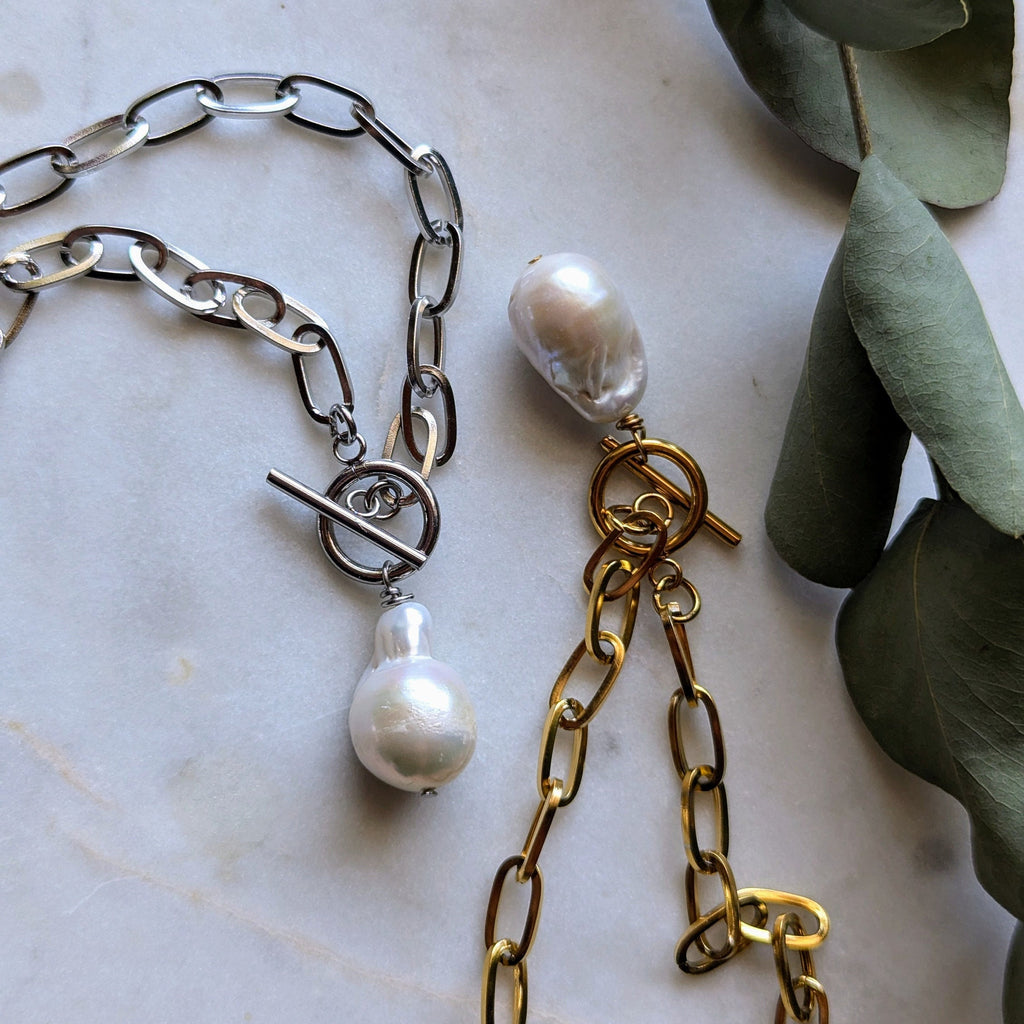 Anchor chain with toggle clasp and baroque pearl
