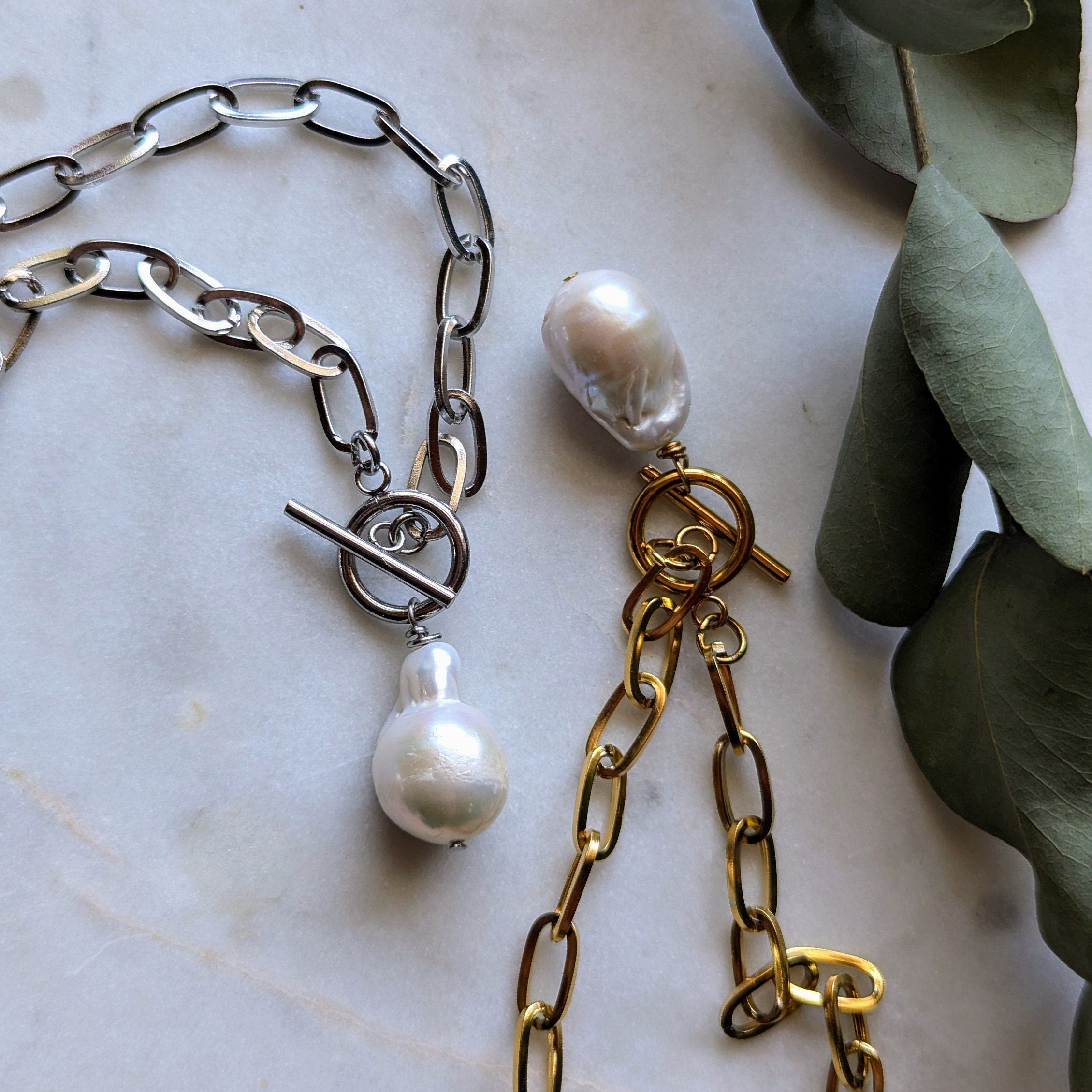 Anchor chain with toggle clasp and baroque pearl