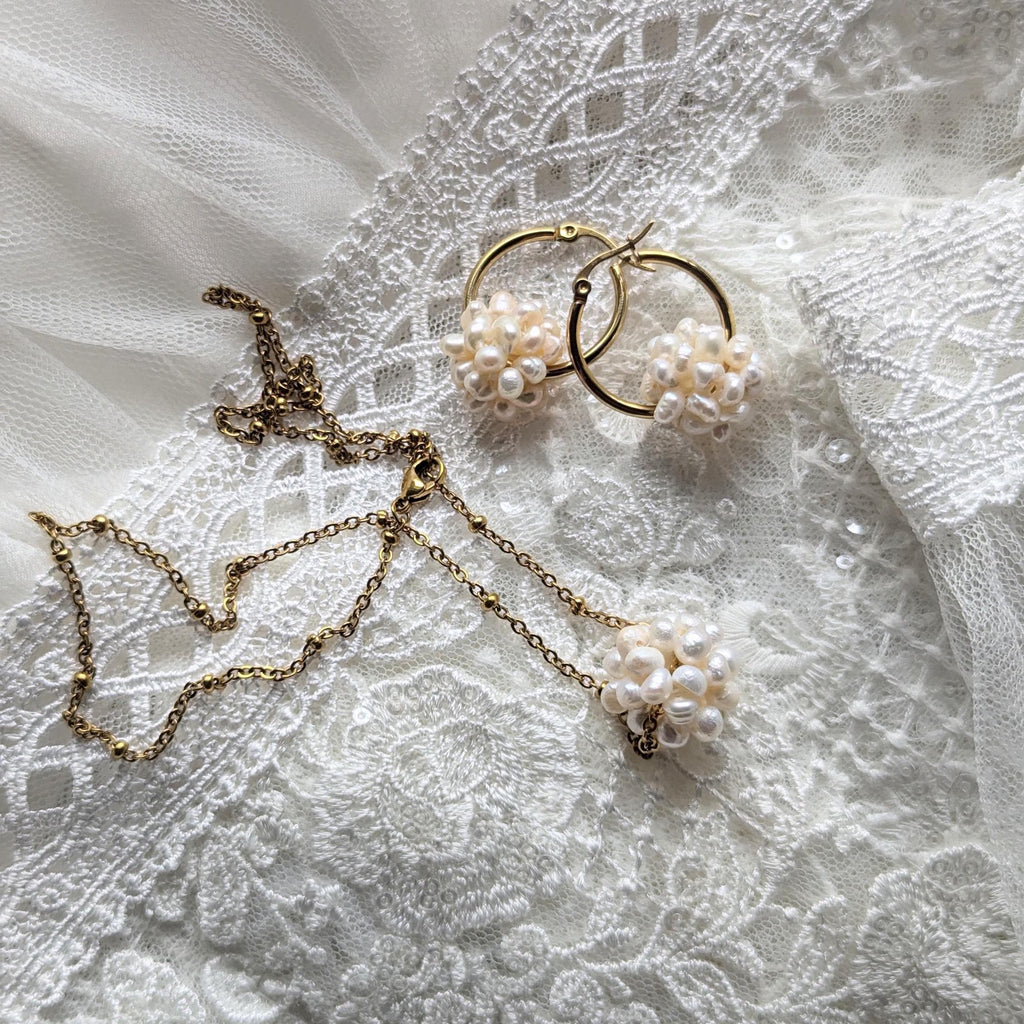 Schneeball Creolen - Edelstahl Creolen mit Ball aus Süßwasserperlen