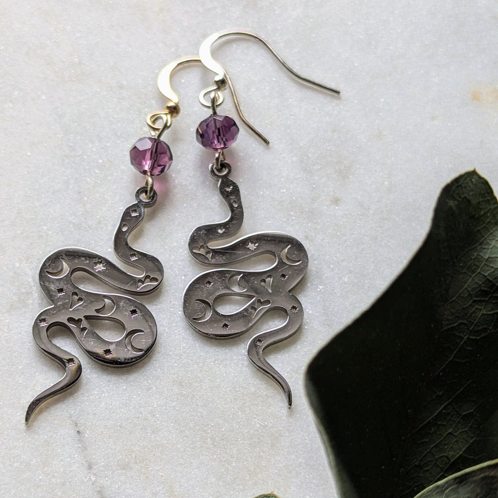 Ohrhänger "Violet Serpent" – Mystische Schlange & Violette Glasperle