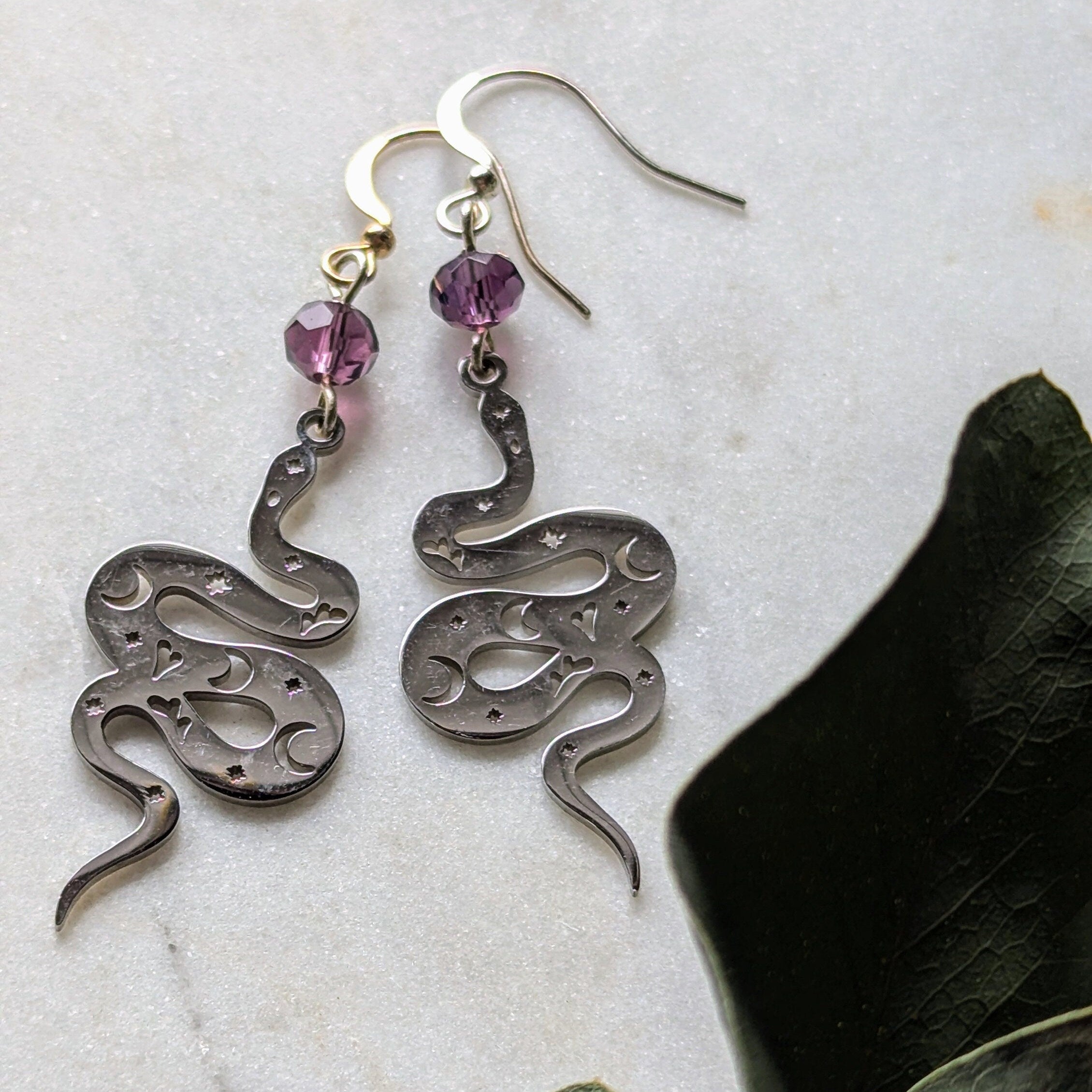 Ohrhänger "Violet Serpent" – Mystische Schlange & Violette Glasperle