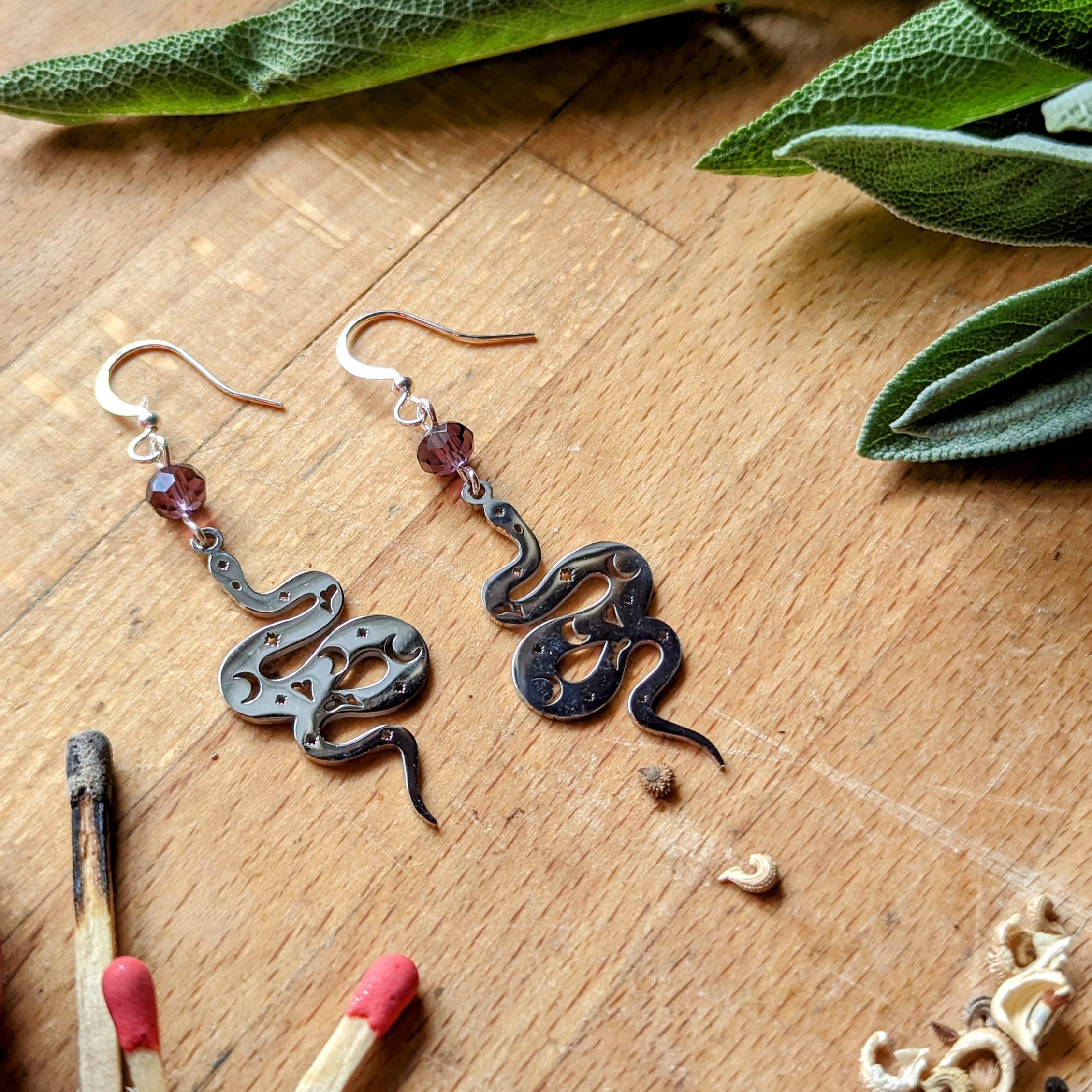 Ohrhänger "Violet Serpent" – Mystische Schlange & Violette Glasperle