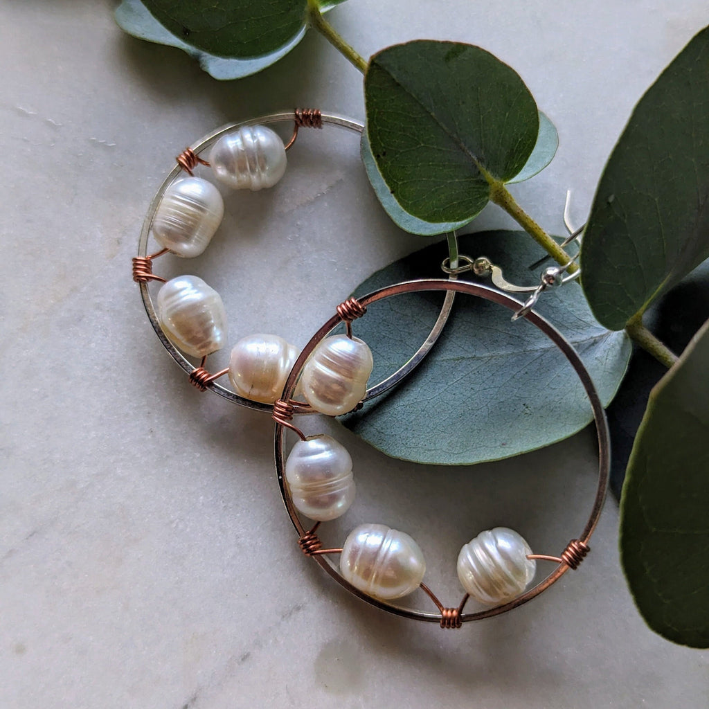 Ohrhänger "Bi-Metal Pearl Hoops" – Süßwasserperlen & Roségold Kupferdraht