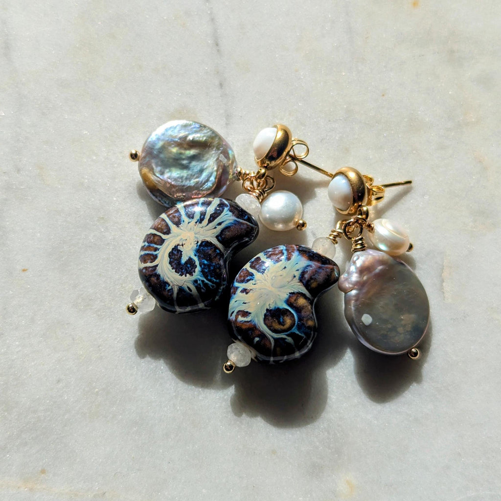 Ohrstecker "Ocean Treasure" – Perlmutt, Perlen & Keramik-Ammonit