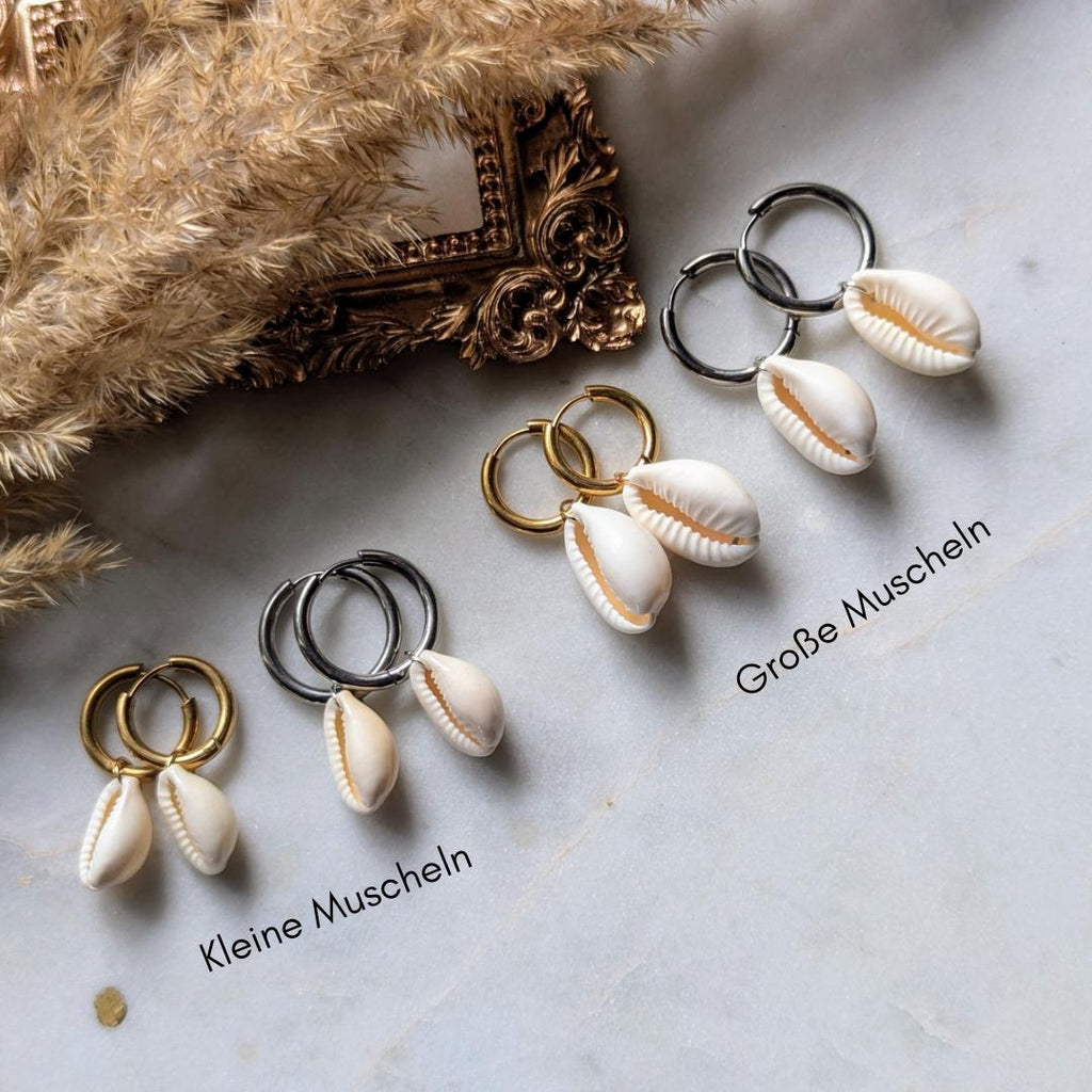 Creolen mit kleinen Kauri-Muscheln – Edelstahl-Ohrringe mit feinem Muscheldetail