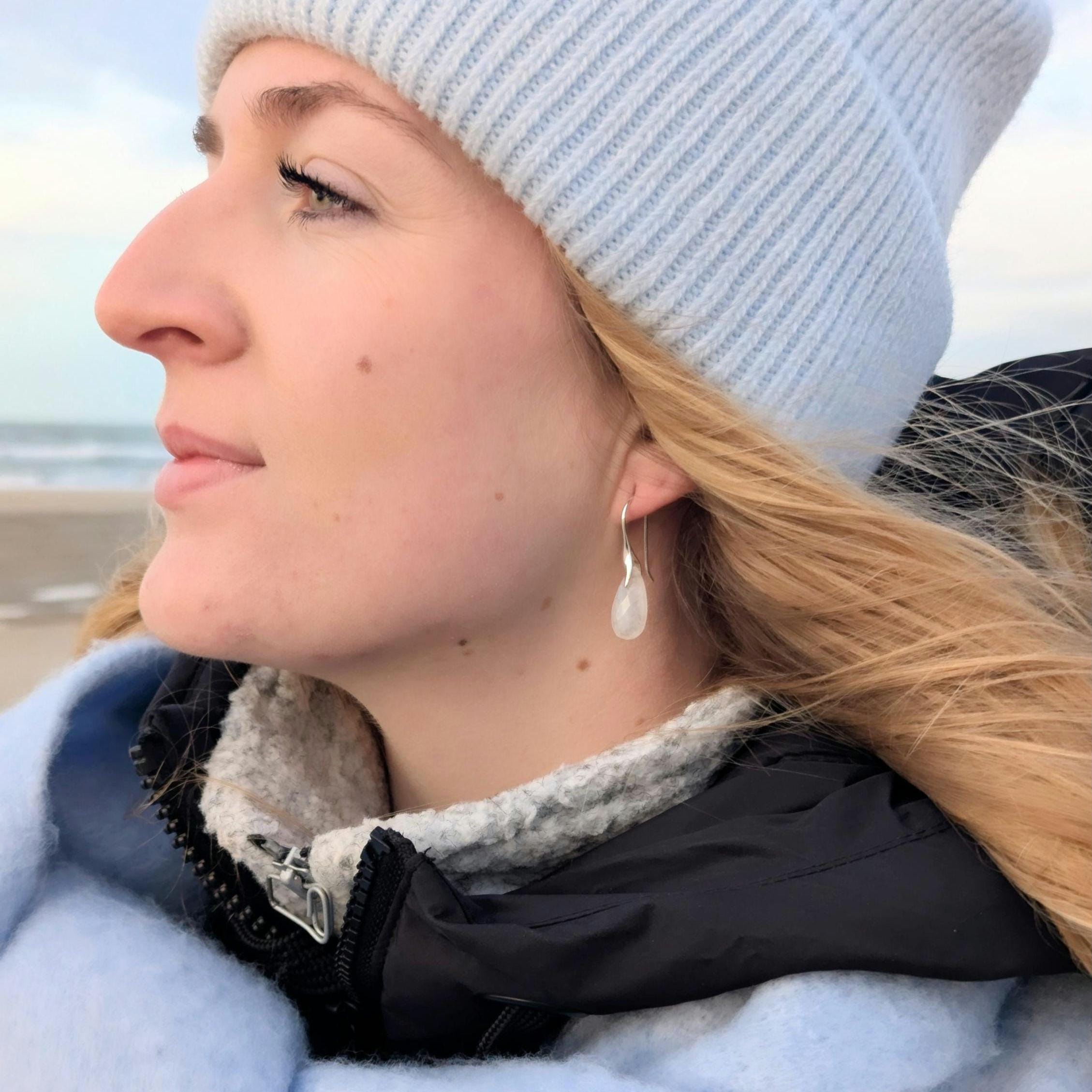 Ohrhänger aus Mondstein mit Haken aus 925ger Silber