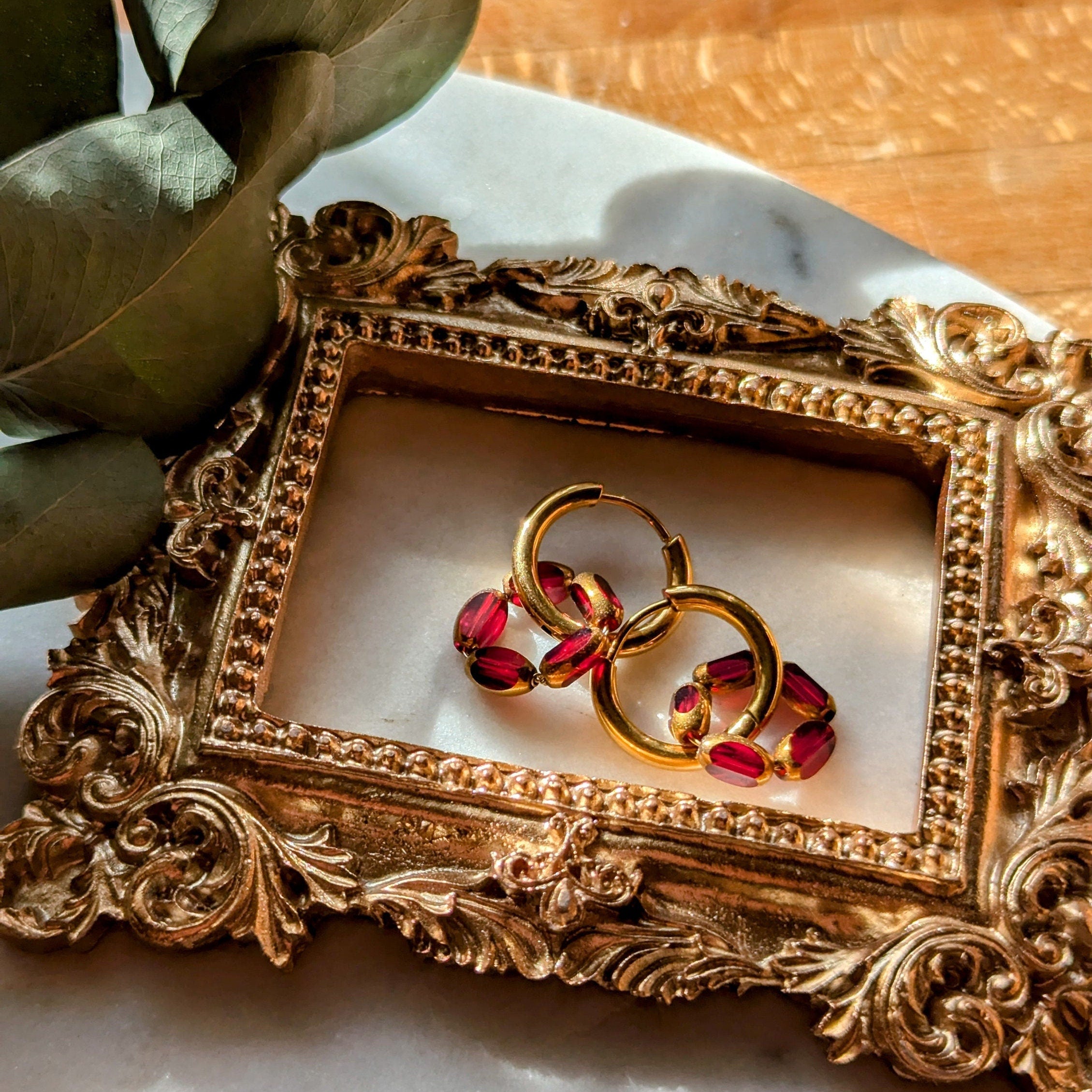 Boucles d'oreilles créoles en acier inoxydable doré avec boucle en perles de verre taillées avec bordure dorée