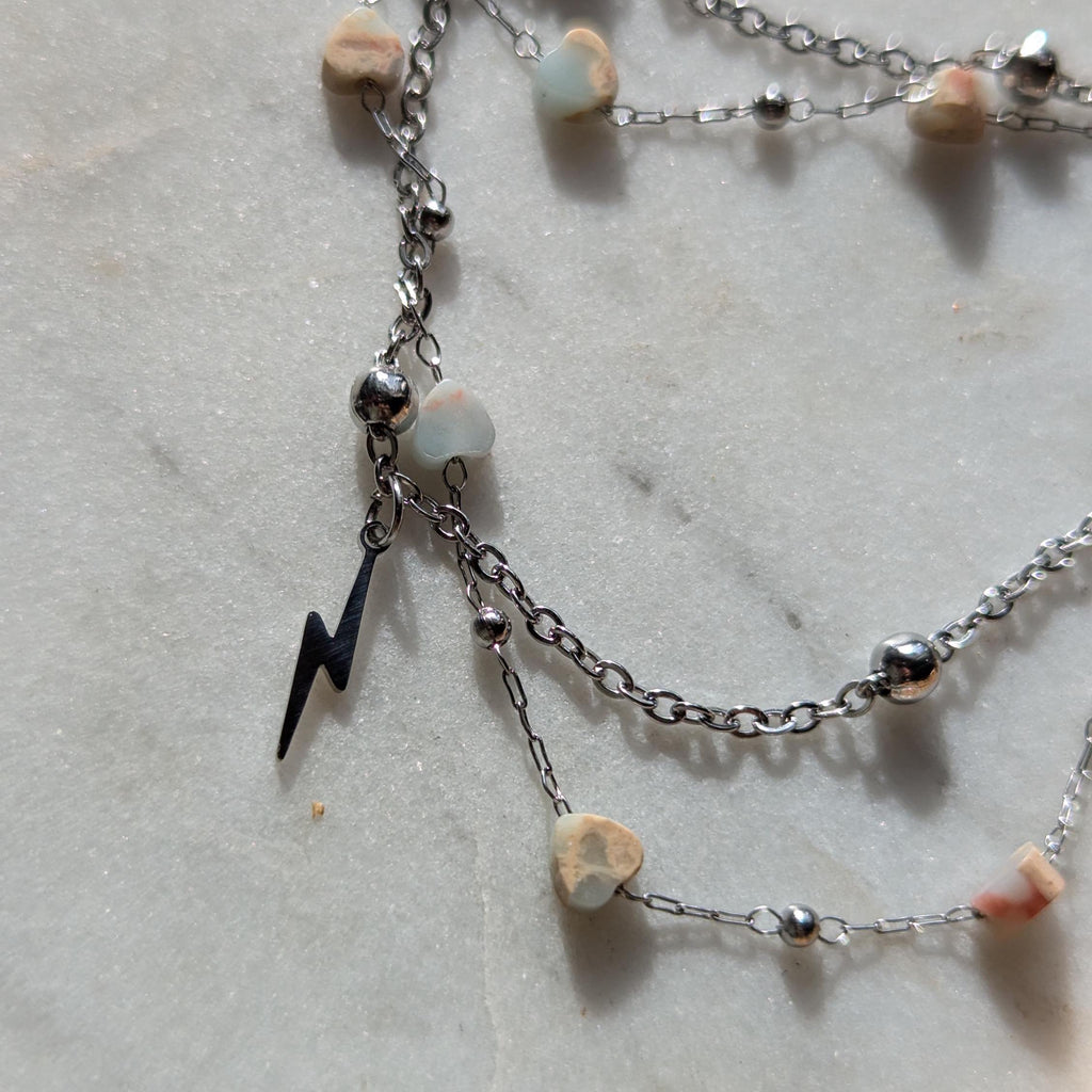 Edelstahl-Fußkettchen mit hellblauen Sediment-Herzen und kleinem Blitzanhänger – Zweistring-Optik für sommerliche Akzente