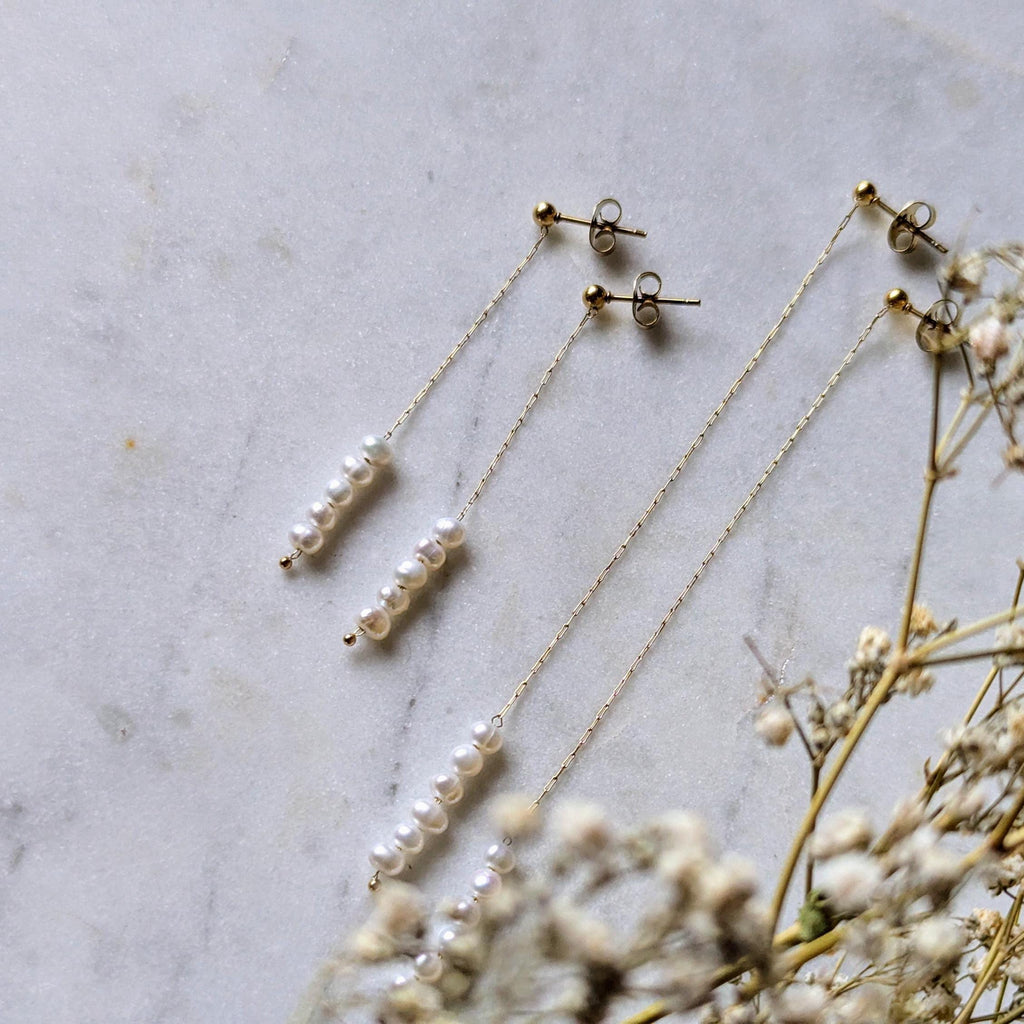 Ohrstecker "Sweetpea" mit Süßwasserperlen und Kette aus Edelstahl