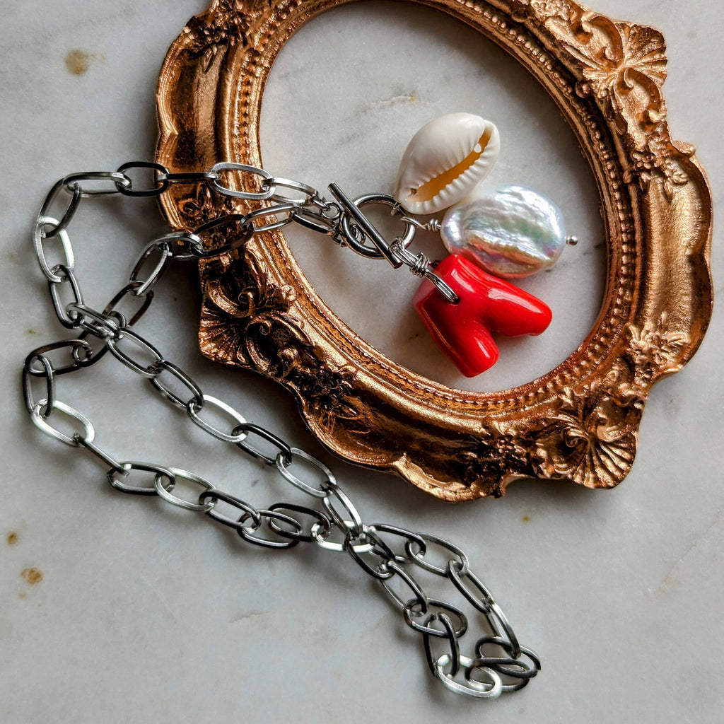 Maritime Halskette mit echter Koralle, Kauri Muschel und Barockperle