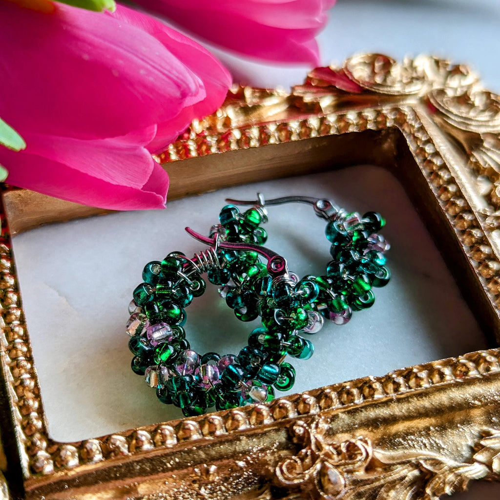 Color Wraps „Tulip“ – Edelstahl-Creolen mit grünen und rosa Rocailles-Perlen