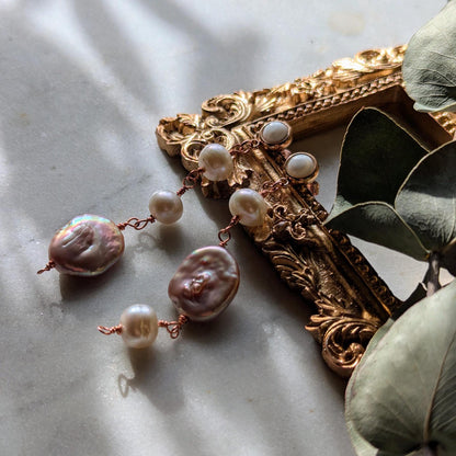 Boucles d'oreilles asymétriques avec diverses perles d'eau douce et nacre