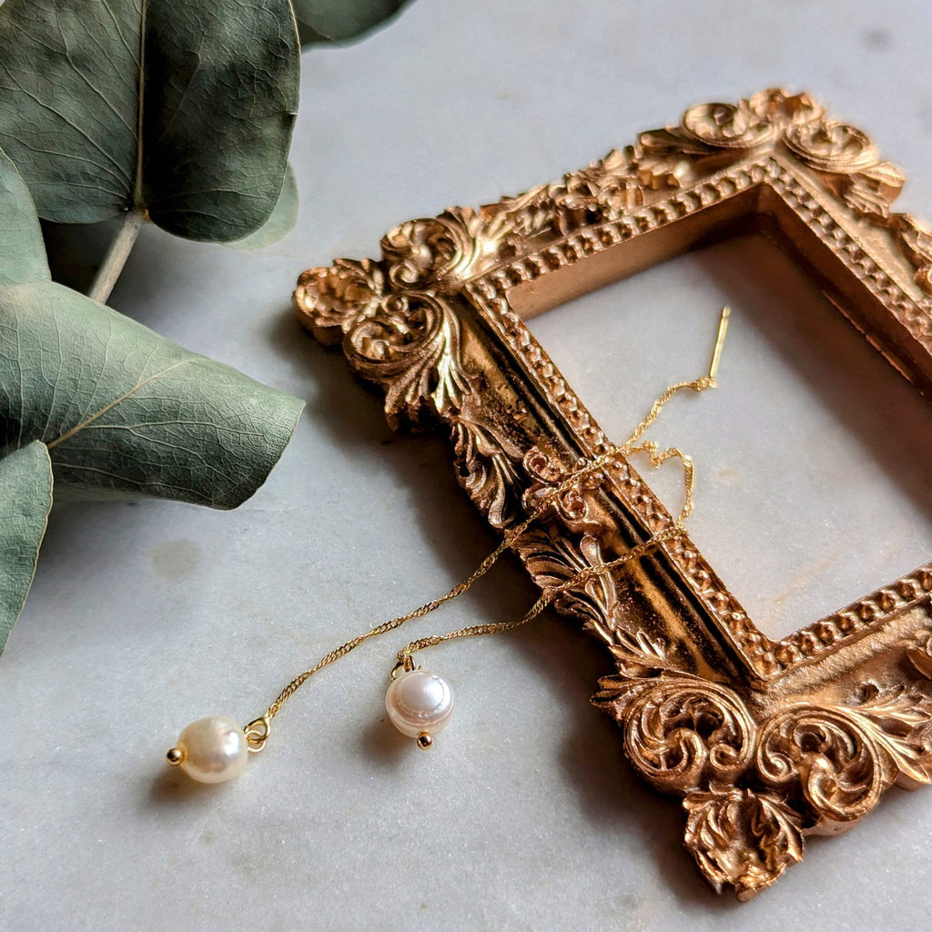 Fadenohrringe "Singapore Glow" – Goldene Messing-Kette & Süßwasserperlen