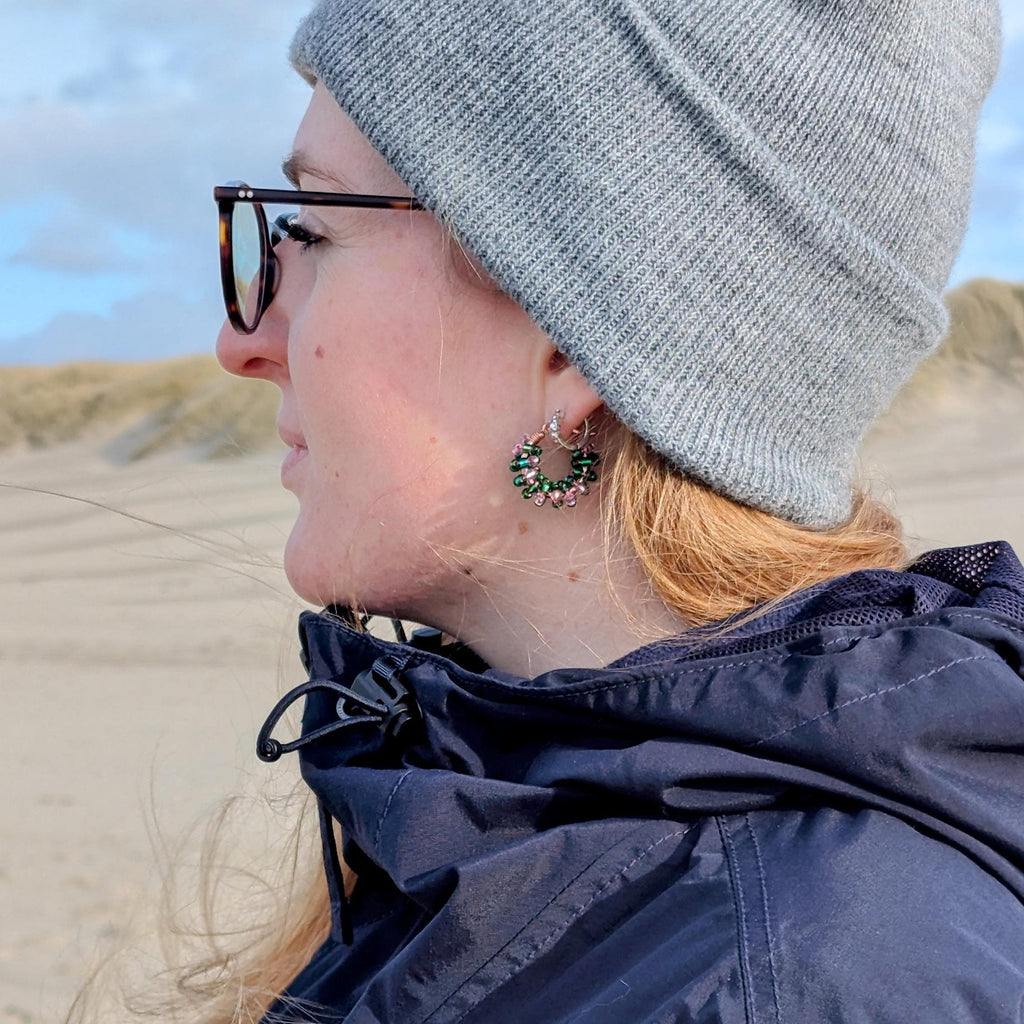 Color Wraps „Tulip“ – Edelstahl-Creolen mit grünen und rosa Rocailles-Perlen